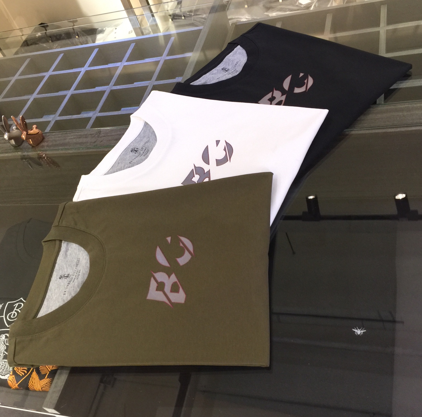 NO:466080,BC Home 2025 Summer New Products, Snap All Versions in a flash!  Classic and fashionable versatile round neck short sleeves, exquisite three-dimensional hot stamping logo design on the chest!  Custom silk-blend soft fabric with hem split design!  Basic base shirts are indispensable for men's wardrobe. They can be matched with various clothing anytime and anywhere to meet your daily needs. The fabrics and factories we choose are all used by first-tier brands, so we recommend buying them!  Black/white/military green!  Size M~XXXL (model 175/125 catties wear M), chanel, T-shirt, alexander wang19860909BC家2025夏季新品 秒杀一切版本！经典时尚百搭圆领短袖 胸前精美立体烫印Logo设计！订制蚕丝混纺柔软面料 下摆分叉设计！男人的衣柜都少不了基础打底衫 随时随地都可以拿来搭配各种服饰 满足您日常生活需求.我们所选择的面料及工厂都是一线品牌所使用的,推荐入手！黑色/白色/军绿色！尺码M～XXXL（模特175/125斤穿M）,,chanel,T-shirt,alexander wang,Men's clothing