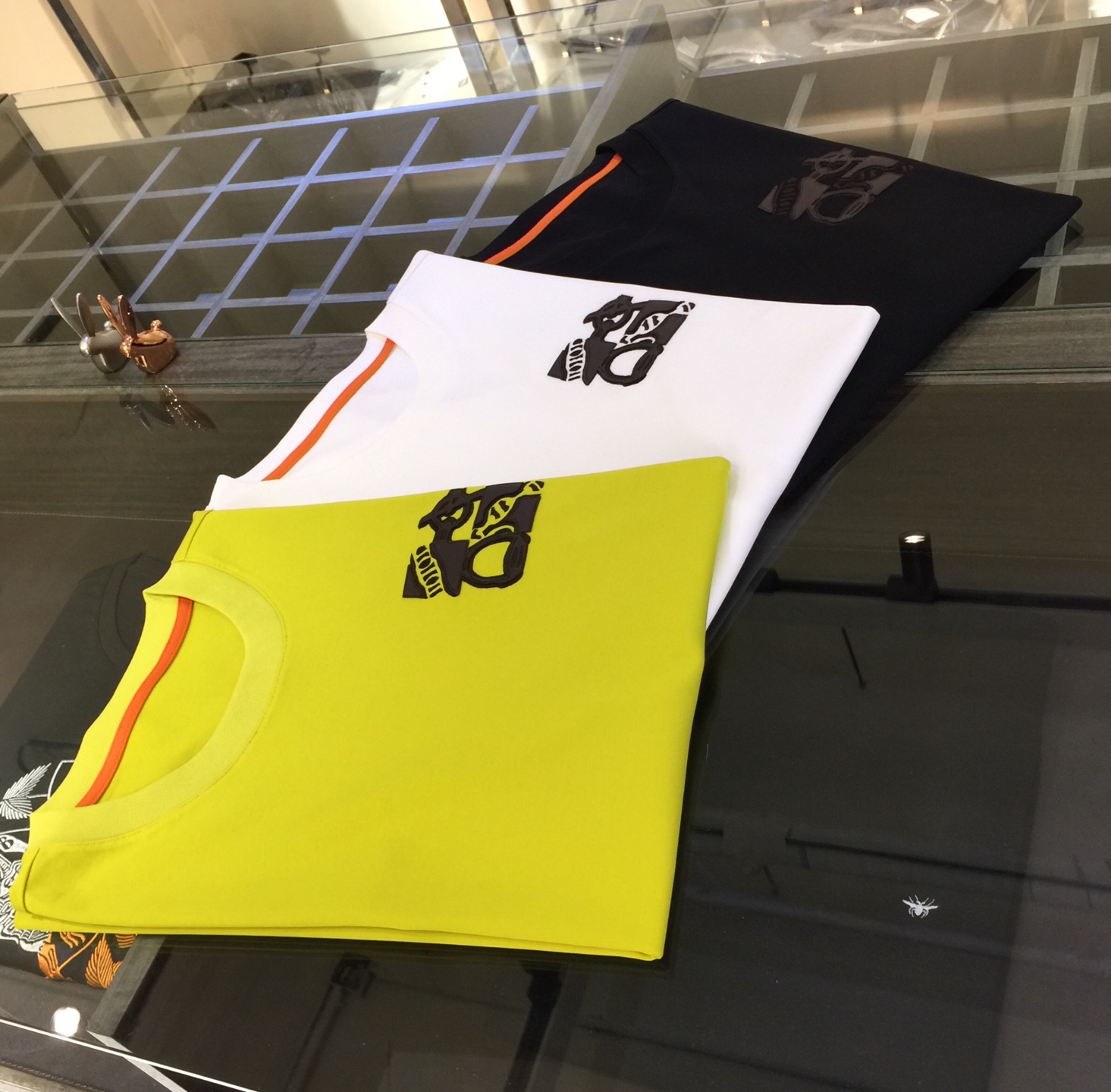 NO:466086,Hjia 2025 summer new product, instantly kill all versions!  Classic and fashionable versatile round neck short sleeves, exquisite three-dimensional leather splicing design on the chest!  Customized silk-blend soft fabrics. Basic base shirts are indispensable for men's wardrobes. They can be matched with various clothing anytime and anywhere to meet your daily needs. The fabrics and factories we choose are all used by first-tier brands, so we recommend buying them!  Black/white/green yellow!  Size M~XXXL (model 175/125 catties wear M), T-shirt, alexander wang19860909H家2025夏季新品 秒杀一切版本！经典时尚百搭圆领短袖 胸前精美立体真皮拼接设计！订制蚕丝混纺柔软面料 男人的衣柜都少不了基础打底衫 随时随地都可以拿来搭配各种服饰 满足您日常生活需求.我们所选择的面料及工厂都是一线品牌所使用的,推荐入手！黑色/白色/青黄色！尺码M～XXXL（模特175/125斤穿M）,,T-shirt,alexander wang,Men's clothing