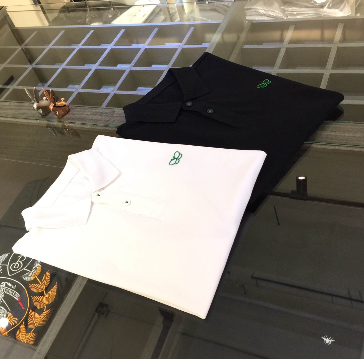 NO:466092,Bv Home's latest short-sleeved lapel shirt in summer 2025!  High-end mercerized bead floor cotton fabric, breathable, comfortable, delicate and soft, all original customized products, and thread embroidery design on the chest brand pattern!  High-end quality!  High-quality shipment, fashionable and stylish upper body!  Black/white!  Size M~XXXL (model 175/125 catties wear M), bottega veneta, T-shirt, alexander wang19860909Bv家2025夏季最新发布短袖翻领衫！高档丝光珠地棉面料,透气舒适细腻柔软,面料,辅料全部原版定制出品,胸前品牌图案线绣设计！品质高端！高品质出货,上身时尚有型！黑色/白色！尺码M～XXXL（模特175/125斤穿M）,,bottega veneta,T-shirt,alexander wang,Men's clothing