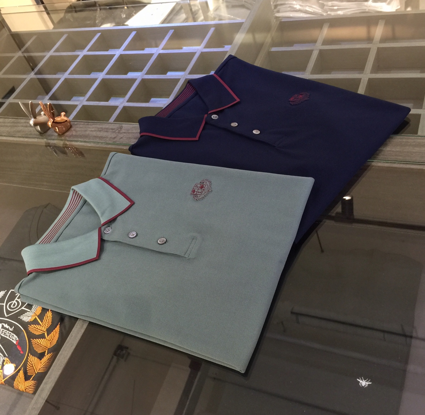 NO:517670,LP Home has the latest release of short-sleeved lapel shirt in summer 2025!  High-end mercerized bead floor cotton fabric, breathable, comfortable, delicate and soft, all original customized products, and three-dimensional foaming craft thread embroidery design on the chest brand pattern!  High-end quality!  High-quality shipment, fashionable and stylish upper body!  Dark blue/dark green!  Size M~XXXL (model/125 catties wear M), loro piana, T-shirt, alexander wang19860909LP家2025夏季最新发布短袖翻领衫！高档丝光珠地棉面料,透气舒适细腻柔软,面料,辅料全部原版定制出品,胸前品牌图案立体发泡工艺线绣设计！品质高端！高品质出货,上身时尚有型！深蓝色/暗绿色！尺码M～XXXL（模特/125斤穿M）,,loro piana,T-shirt,alexander wang,Men's clothing