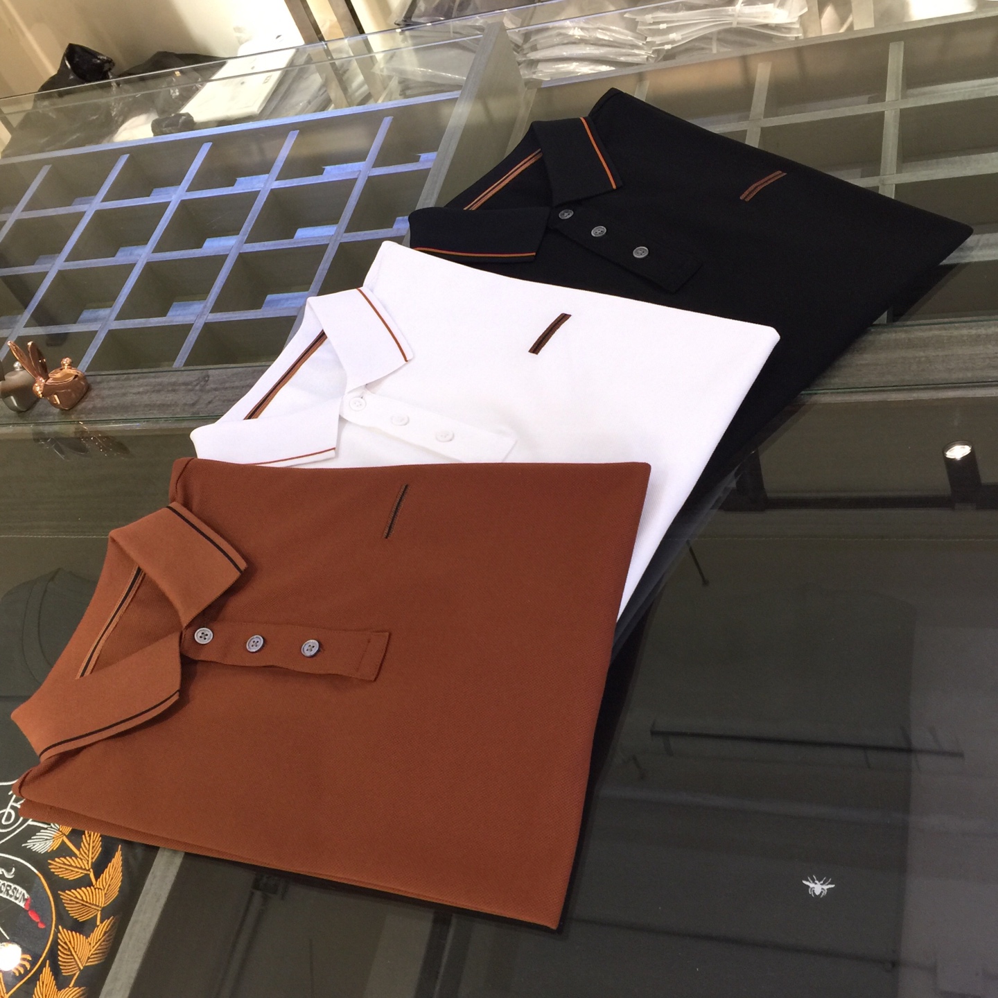 NO:517675,Zejia's latest summer series in 2025, versatile commuting to work, elegant design, a must-have for business elites, using mercerized bead floor cotton blend fabric, Wen Ru soft, delicate and soft, the upper body is naturally comfortable, lapel business casual slim fit style, can be worn in both business and leisure!  It highlights the overall styling and body-slimming feeling. The overall craftsmanship line is really impeccable. This kind of lapel fashion adds points to urban fashion people and has a more gentlemanly charm!  Black/white/coffee!  Size M~XXXL (model/125 catties wear M), alexander wang19860909Ze家2025夏季最新系列 上班通勤百搭 富于优雅的设计感 商务精英必备 采用丝光珠地棉混纺面料 温儒柔软 细腻柔软 上身自然是舒适 翻领商务休闲修身款 无论是商务还是休闲时候都可穿搭！非常的凸显整体的造型感以及修身上身感 整体的工艺车线真的是无可挑剔的 这样的一款翻领时装 无不为都市时尚人士加分 更加的绅士韵味十足范！黑色/白色/咖色！尺码M～XXXL（模特/125斤穿M）,,alexander wang,Men's clothing