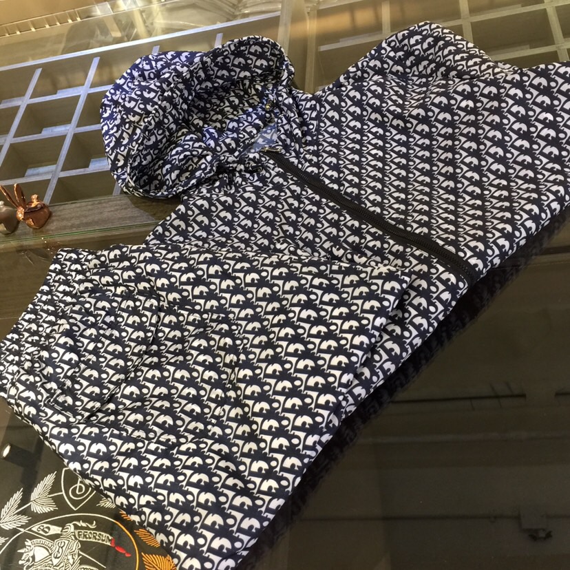 NO:517645,/Set Top details Dijia 2025 new product, men's summer sports and casual sun protection suit, hooded long-sleeved jacket and shorts combination, it is also very practical to wear alone, very smooth and comfortable imported sun protection fabric, 2025 summer series draws inspiration from the collection elements, suitable for wearing multiple ages, and a variety of craftsmanship is integrated, the details are visible, exquisite and durable!  Size M~XXXL (model/125 catties wear M), dior, shorts, jackets & coats, hats, alexander wang19860909/套 上衣细节迪家2025新品,男士夏季运动休闲防晒服套装,连帽长袖外套和短裤的组合,单穿也很实用,非常顺滑舒适的进口防晒面料,2025夏季系列 典藏元素中汲取灵感,适合多个年龄段穿着,多种工艺融入 细节可见 精致又耐看！尺码M～XXXL（模特/125斤穿M）,,dior,shorts,jackets & coats,hats,alexander wang,Men's clothing