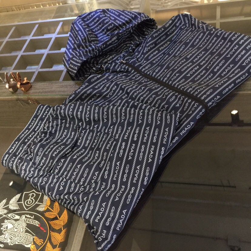 NO:517654,/Set Top details P Home 2025 new product, men's summer sports and casual sun protection suit, hooded long-sleeved jacket and shorts combination, it is also very practical to wear alone, very smooth and comfortable imported sun protection fabric, 2025 summer series draws inspiration from the collection elements, suitable for wearing multiple age groups, and a variety of craftsmanship is integrated, the details are visible, exquisite and durable!  Size M~XXXL (model/125 catties wear M), shorts, jackets & coats, hats, alexander wang19860909/套 上衣细节P家2025新品,男士夏季运动休闲防晒服套装,连帽长袖外套和短裤的组合,单穿也很实用,非常顺滑舒适的进口防晒面料,2025夏季系列 典藏元素中汲取灵感,适合多个年龄段穿着,多种工艺融入 细节可见 精致又耐看！尺码M～XXXL（模特/125斤穿M）,,shorts,jackets & coats,hats,alexander wang,Men's clothing