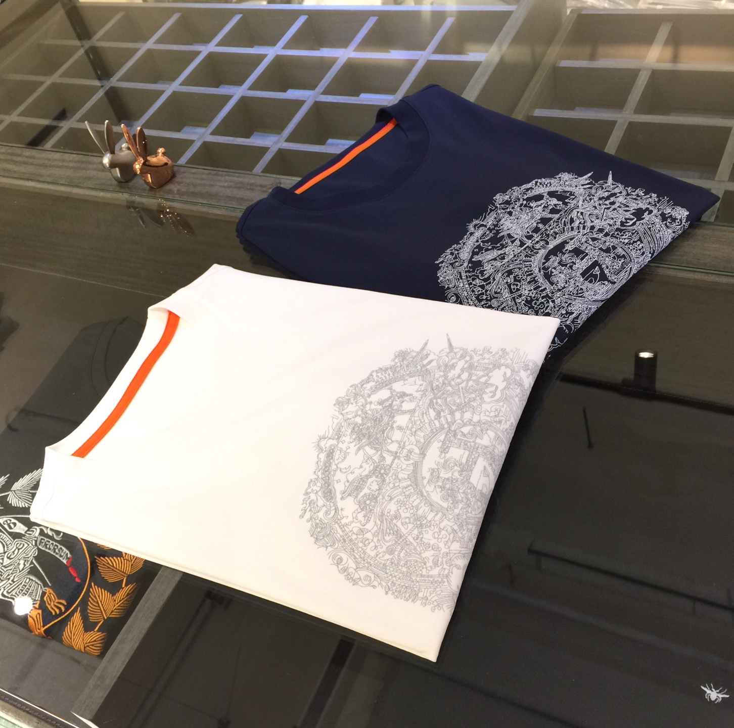 NO:517658,Hjia 2025 summer new product, instantly kill all versions!  Classic and fashionable versatile round neck short sleeves, exquisite three-dimensional thread embroidered logo design on the chest!  Customized silk-blend soft fabrics. Basic base shirts are indispensable for men's wardrobes. They can be matched with various clothing anytime and anywhere to meet your daily needs. The fabrics and factories we choose are all used by first-tier brands, so we recommend buying them!  Dark blue/white!  Size M~XXXL (model/125 catties wear M), T-shirt, alexander wang19860909H家2025夏季新品 秒杀一切版本！经典时尚百搭圆领短袖 胸前精美立体线绣Logo设计！订制蚕丝混纺柔软面料 男人的衣柜都少不了基础打底衫 随时随地都可以拿来搭配各种服饰 满足您日常生活需求.我们所选择的面料及工厂都是一线品牌所使用的,推荐入手！深蓝色/白色！尺码M～XXXL（模特/125斤穿M）,,T-shirt,alexander wang,Men's clothing