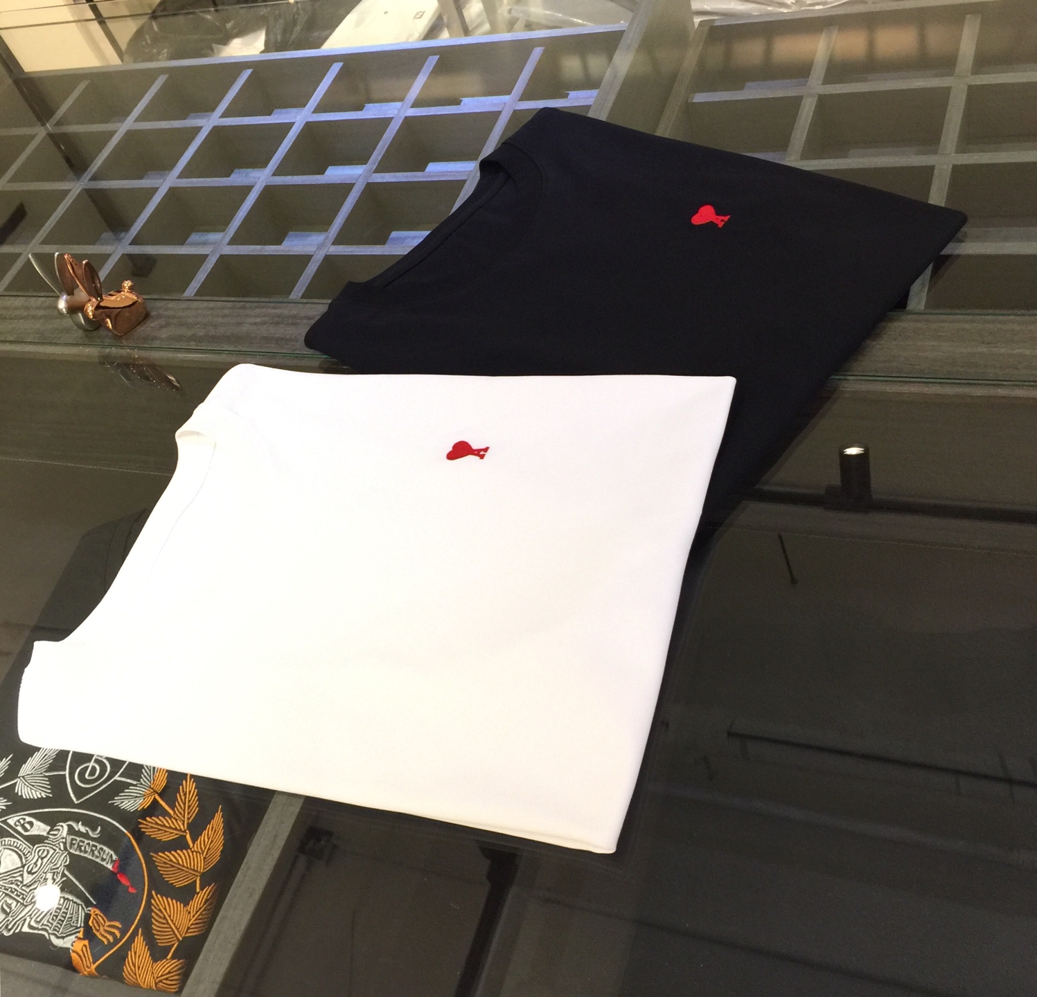 NO:517662,Ami Home's new summer products in 2025, classic and fashionable, versatile round neck short-sleeved shirt, marbled cotton fabric, soft and delicate fabric, fine thread splicing!  Basic base shirts are indispensable for men's wardrobes. They can be matched with various clothing anytime and anywhere to meet your daily needs. The fabrics and factories we choose are all used by first-tier brands, and the clothes are designed very atmospheric and fashionable and high-end goods!  Dears, hurry up and buy it!  Black/white!  Size M~XXXL (model/125 catties wear M), T-shirt, alexander wang19860909Ami家2025夏季新品 经典时尚百搭圆领短袖衫 订织丝光棉面料 面料柔软细腻 精细螺纹拼接！男人的衣柜都少不了基础打底衫 随时随地都可以拿来搭配各种服饰 满足您日常生活需求.我们所选择的面料及工厂都是一线品牌所使用的,衣服设计非常的大气时尚 高档货物！亲们赶紧入手！黑色/白色！尺码M～XXXL（模特/125斤穿M）,,T-shirt,alexander wang,Men's clothing