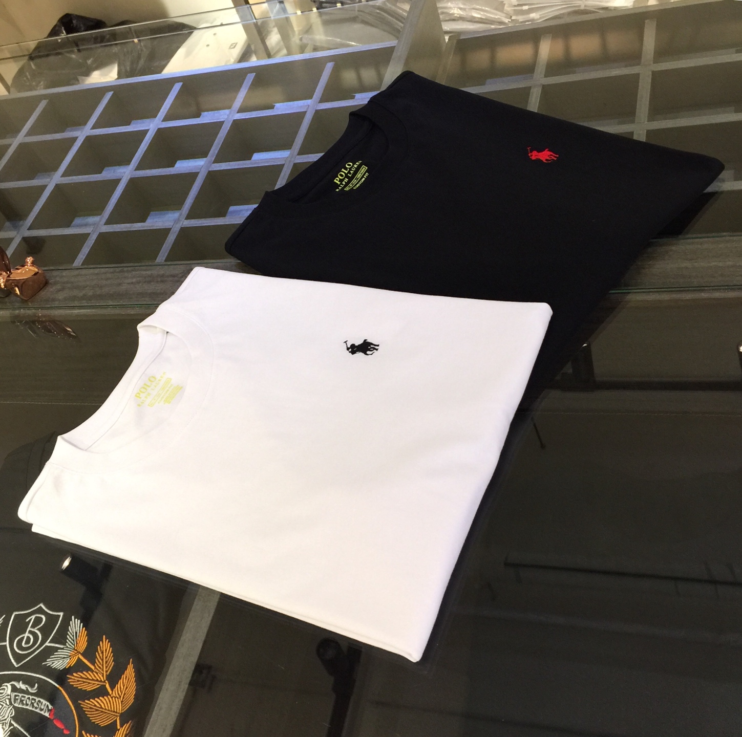 NO:517666,Laf Home's new summer product in 2025, classic and fashionable versatile round neck short-sleeved shirt, woven mercerized cotton fabric, soft and delicate fabric, fine thread splicing!  Basic base shirts are indispensable for men's wardrobes. They can be matched with various clothing anytime and anywhere to meet your daily needs. The fabrics and factories we choose are all used by first-tier brands, and the clothes are designed very atmospheric and fashionable and high-end goods!  Dears, hurry up and buy it!  Black/white!  Size M~XXXL (model/125 catties wear M), T-shirt, alexander wang19860909拉夫家2025夏季新品 经典时尚百搭圆领短袖衫 订织丝光棉面料 面料柔软细腻 精细螺纹拼接！男人的衣柜都少不了基础打底衫 随时随地都可以拿来搭配各种服饰 满足您日常生活需求.我们所选择的面料及工厂都是一线品牌所使用的,衣服设计非常的大气时尚 高档货物！亲们赶紧入手！黑色/白色！尺码M～XXXL（模特/125斤穿M）,,T-shirt,alexander wang,Men's clothing