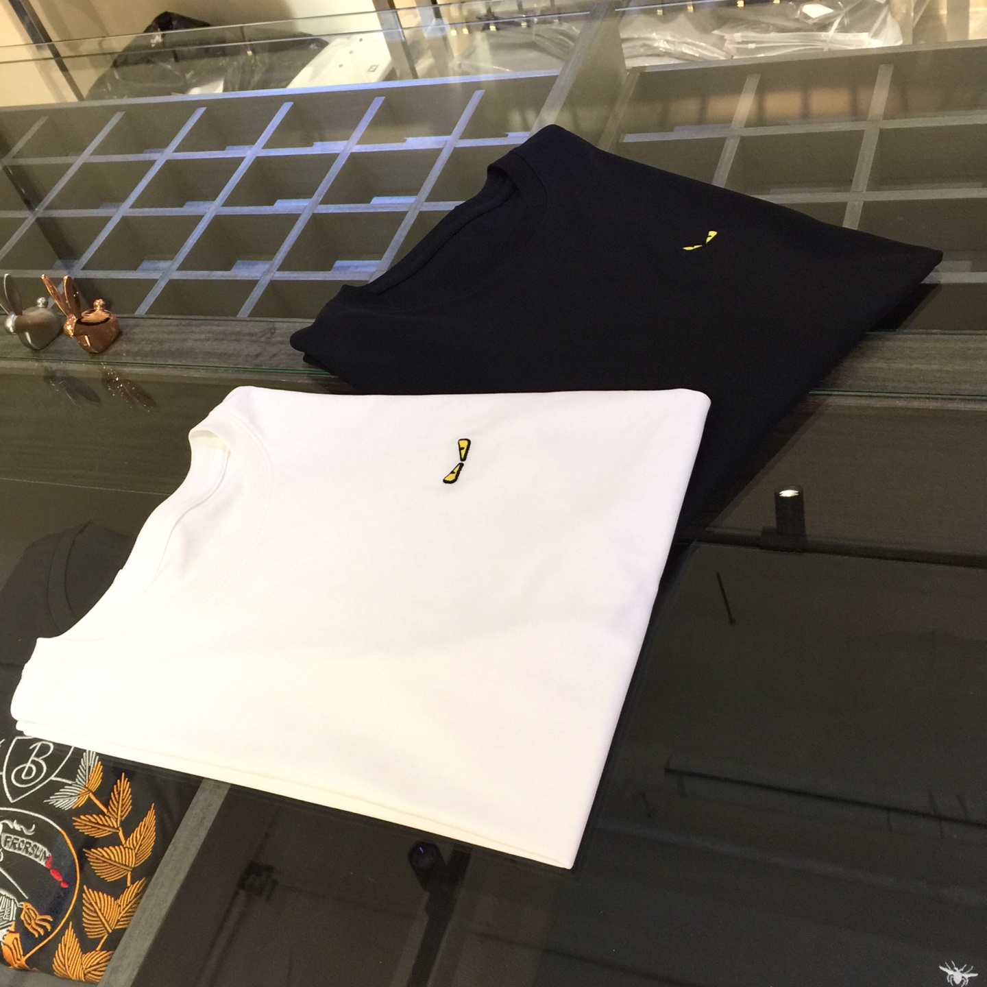 NO:517671,F Home 2025 summer new product, classic and fashionable versatile round neck short-sleeved shirt, woven mercerized cotton fabric, soft and delicate fabric, fine thread splicing!  Basic base shirts are indispensable for men's wardrobes. They can be matched with various clothing anytime and anywhere to meet your daily needs. The fabrics and factories we choose are all used by first-tier brands, and the clothes are designed very atmospheric and fashionable and high-end goods!  Dears, hurry up and buy it!  Black/white!  Size M~XXXL (model/125 catties wear M), fendi, T-shirt, alexander wang19860909F家2025夏季新品 经典时尚百搭圆领短袖衫 订织丝光棉面料 面料柔软细腻 精细螺纹拼接！男人的衣柜都少不了基础打底衫 随时随地都可以拿来搭配各种服饰 满足您日常生活需求.我们所选择的面料及工厂都是一线品牌所使用的,衣服设计非常的大气时尚 高档货物！亲们赶紧入手！黑色/白色！尺码M～XXXL（模特/125斤穿M）,,fendi,T-shirt,alexander wang,Men's clothing