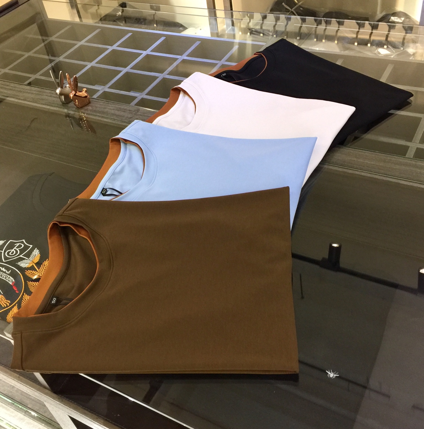 NO:517676,A Fat Brother Gospel Summer New Fake Two-Piece Design Short-Sleeve Shirt with High-quality Mercerized Cotton Blended Material!  High quality is naturally everyone’s first choice. A clean version design!  Simple is not simple!  Luxury temperament!  The upper body is invincible and soft, caring for your skin. It is soft and comfortable. The upper body is excellent. A must-have for urban casual business!  Black/white/sky blue/coffee!  Size M~4XL (model/125 catties wear M), T-shirt, alexander wang19860909A家胖哥哥福音夏季新款假两件设计短袖衫 上等丝光棉混纺材质！高品质自然是大家的首选 净版设计！简约不简单！奢华气质！上身无敌柔软 呵护着您的肌肤. 柔软舒适.上身效果超棒. 都市休闲商务必备款！黑色/白色/天蓝色/咖色！尺码M～4XL（模特/125斤穿M）,,T-shirt,alexander wang,Men's clothing