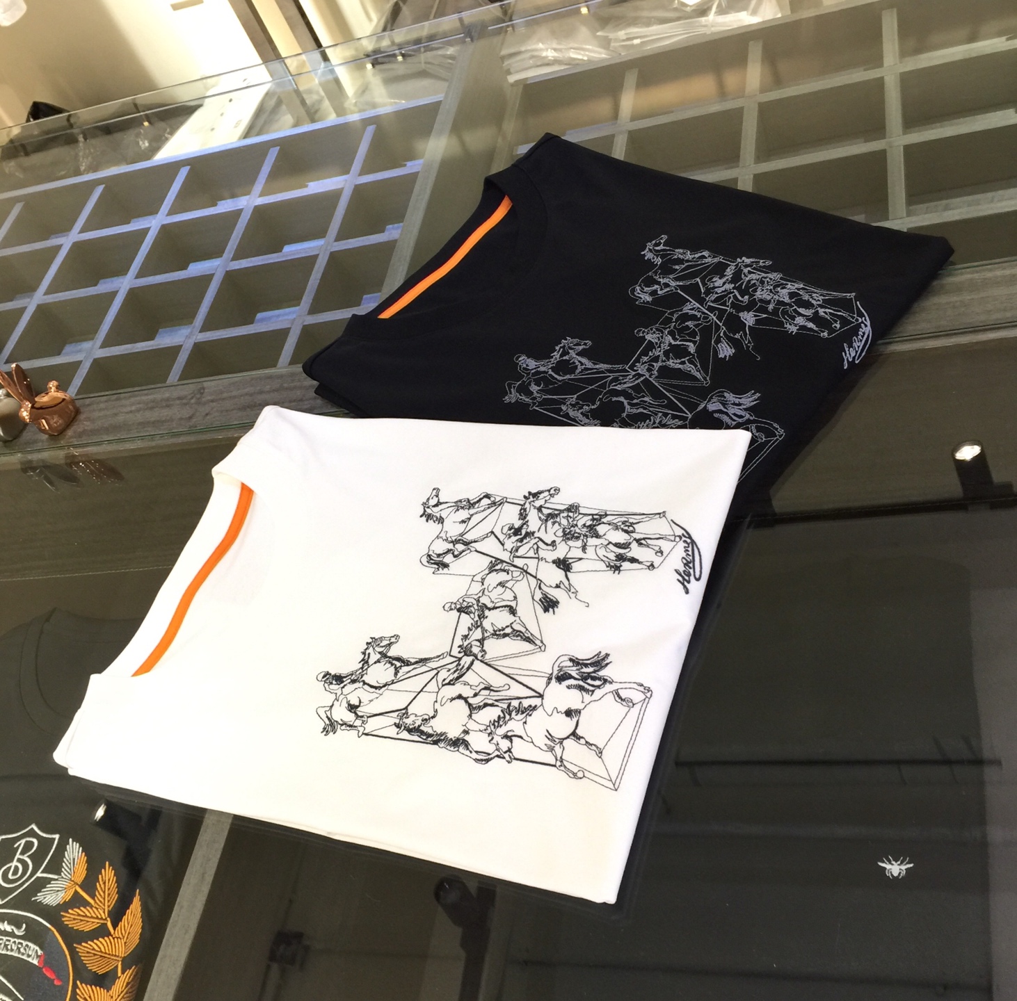 NO:517641,Hjia 2025 summer new product, instantly kill all versions!  Classic and fashionable versatile round neck short sleeves, exquisite three-dimensional thread embroidered logo design on the chest!  Custom silk-blend soft fabric with hem split design!  Basic base shirts are indispensable for men's wardrobes. They can be matched with various clothing anytime and anywhere to meet your daily needs. The fabrics and factories we choose are all used by first-tier brands, so we recommend buying them!  Black/white!  Size M~XXXL (model/kilogram wear M), T-shirt, alexander wang19860909H家2025夏季新品 秒杀一切版本！经典时尚百搭圆领短袖 胸前精美立体线绣Logo设计！订制蚕丝混纺柔软面料 下摆分叉设计！男人的衣柜都少不了基础打底衫 随时随地都可以拿来搭配各种服饰 满足您日常生活需求.我们所选择的面料及工厂都是一线品牌所使用的,推荐入手！黑色/白色！尺码M～XXXL（模特/斤穿M）,,T-shirt,alexander wang,Men's clothing