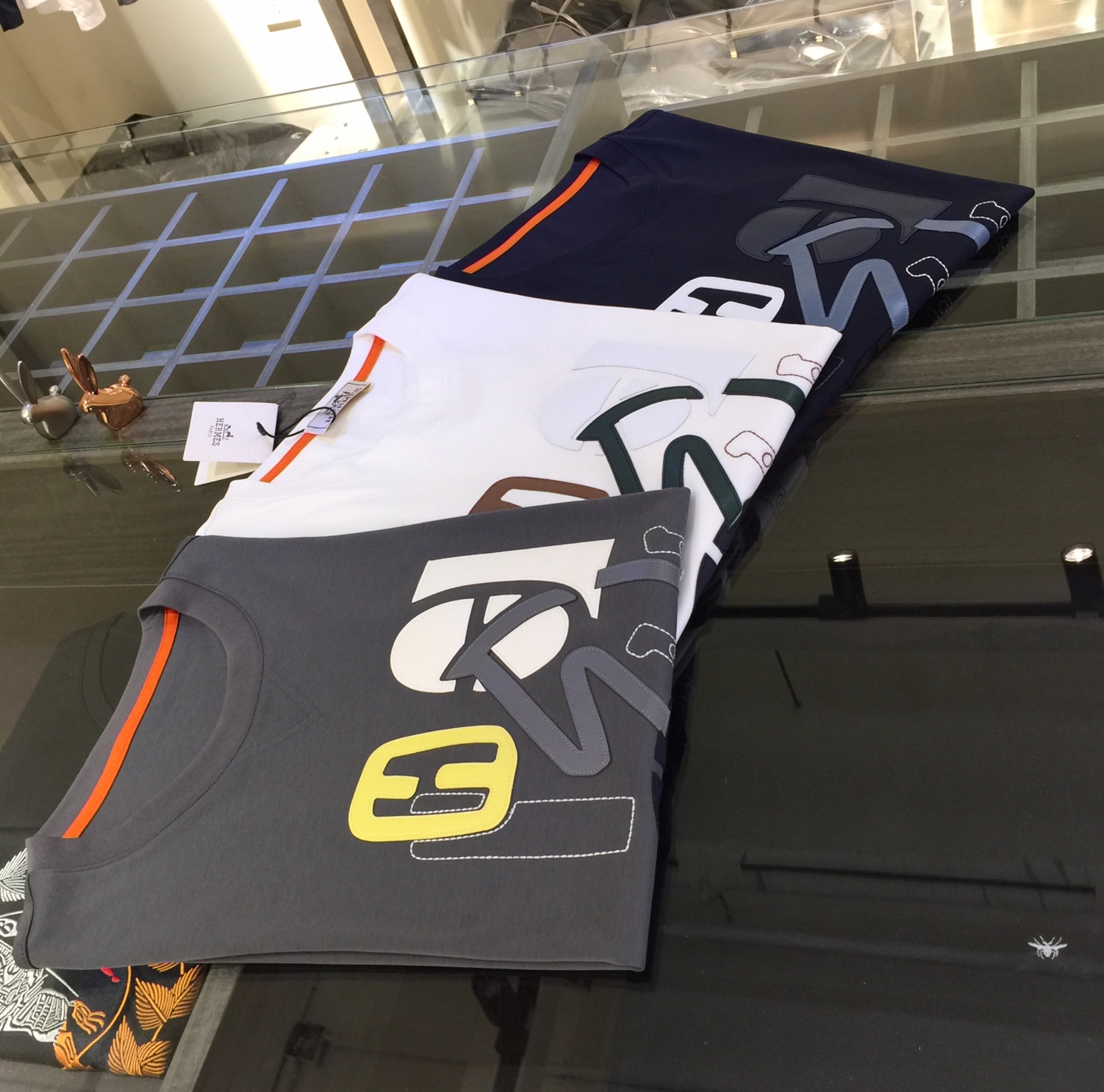 NO:517650,Hjia 2025 summer new product, instantly kill all versions!  Classic and fashionable versatile round neck short sleeves, exquisite three-dimensional leather splicing embroidery design on the chest!  Customized silk-blend soft fabrics. Basic base shirts are indispensable for men's wardrobes. They can be matched with various clothing anytime and anywhere to meet your daily needs. The fabrics and factories we choose are all used by first-tier brands, so we recommend buying them!  Dark blue/white/grey!  Size M~XXXL (model/kilogram wear M), T-shirt, alexander wang19860909H家2025夏季新品 秒杀一切版本！经典时尚百搭圆领短袖 胸前精美立体皮革拼接刺绣设计！订制蚕丝混纺柔软面料 男人的衣柜都少不了基础打底衫 随时随地都可以拿来搭配各种服饰 满足您日常生活需求.我们所选择的面料及工厂都是一线品牌所使用的,推荐入手！深蓝色/白色/灰色！尺码M～XXXL（模特/斤穿M）,,T-shirt,alexander wang,Men's clothing