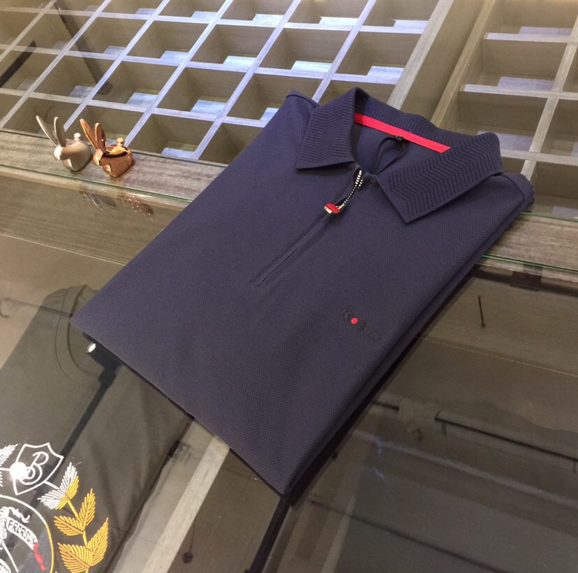 NO:517663,The latest series of Ki Fat Brother Gospel 1975AW, versatile commuting to work, elegant design, a must-have for business elites, using Gaoke heavy mercerized cotton fabric, Wen Ru soft, delicate and soft, the upper body is naturally comfortable, Zipper lapel business casual slim fit style, you can wear it in both business and leisure!  It highlights the overall styling and body-slimming feeling. The overall craftsmanship line is really impeccable. This kind of lapel fashion adds points to urban fashion people and has a more gentlemanly charm!  Black/white/grey!  Size M～4XL (model/catties wear M), alexander wang19860909Ki家胖哥哥福音1975AW最新系列 上班通勤百搭 富于优雅的设计感 商务精英必备 采用高克重丝光棉面料 温儒柔软 细腻柔软 上身自然是舒适 拉链翻领商务休闲修身款 无论是商务还是休闲时候都可穿搭！非常的凸显整体的造型感以及修身上身感 整体的工艺车线真的是无可挑剔的 这样的一款翻领时装 无不为都市时尚人士加分 更加的绅士韵味十足范！黑色/白色/灰色！尺码M～4XL（模特/斤穿M）,,alexander wang,Men's clothing