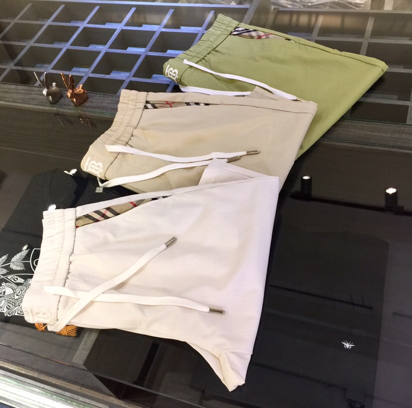 NO:517667,B Family's latest summer shorts in 2025. Production from OEM. Elastic waist design casual pants. Custom imported top-grade fabrics, combed cotton and linen blend. Good comfort. The upper body has no sense of restraint. High-end style, and the upper body makes the legs look slender. It is definitely a rare good product. Fruit green/acoust/white!  Size M~4XL (model/125 catties wear M), shorts, alexander wang19860909B家2025夏季最新款短裤.代工厂出品.松紧腰设计休闲裤 定制进口顶级面料、精梳棉麻混纺.舒适度佳.上身毫无束缚感.高版型、上身显腿修长.绝对是不可多得的好货.果绿色/杏色/白色！尺码M～4XL（模特/125斤穿M）,,shorts,alexander wang,Men's clothing