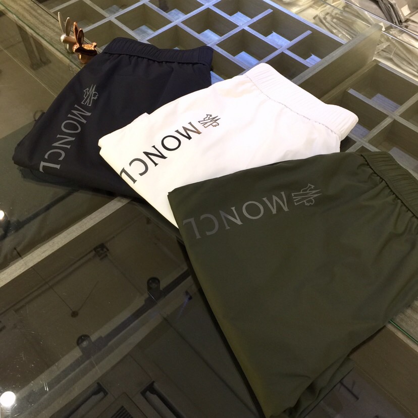 NO:517672,Mo's latest summer shorts in 2025. Production from OEM. Elastic waist design casual pants. Custom imported top four-sided elastic fabric. Good comfort. The upper body has no sense of restraint. High-end style, the upper body shows slender legs. It is definitely a rare good product. Black/white/military green!  Size M~XXXL (model/125 catties wear M), shorts, alexander wang19860909Mo家2025夏季最新款短裤.代工厂出品.松紧腰设计休闲裤 定制进口顶级四面弹面料.舒适度佳.上身毫无束缚感.高版型、上身显腿修长.绝对是不可多得的好货.黑色/白色/军绿色！尺码M～XXXL（模特/125斤穿M）,,shorts,alexander wang,Men's clothing