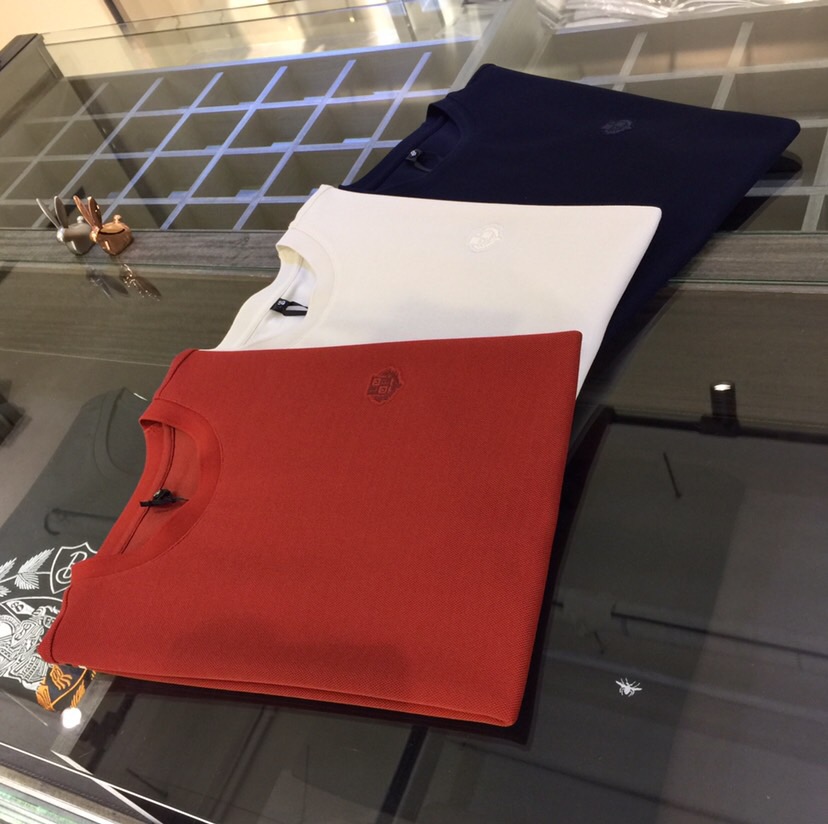 NO:517685,LP Fat Brother Gospel Summer New Product, Snap All Versions in a flash!  Classic and fashionable versatile round neck short sleeves, customized mulberry silk silk cotton fabric, imported original starting tile silk yarn, soft and delicate fabric, basic base shirts are indispensable for men's wardrobe, and can be matched with various clothing anytime and anywhere to meet your daily life needs. The fabrics and factories we choose are all used by first-tier brands, so we recommend buying them!  Dark blue/off white/brick red!  Size M~4XL (model/125 catties wear M), loro piana, T-shirt, alexander wang19860909LP家胖哥哥福音夏季新品 秒杀一切版本！经典时尚百搭圆领短袖 订制桑蚕丝丝光棉面料 进口原版起脚天丝纱线 面料柔软细腻 男人的衣柜都少不了基础打底衫 随时随地都可以拿来搭配各种服饰 满足您日常生活需求.我们所选择的面料及工厂都是一线品牌所使用的,推荐入手！深蓝色/米白色/砖红色！尺码M～4XL（模特/125斤穿M）,,loro piana,T-shirt,alexander wang,Men's clothing