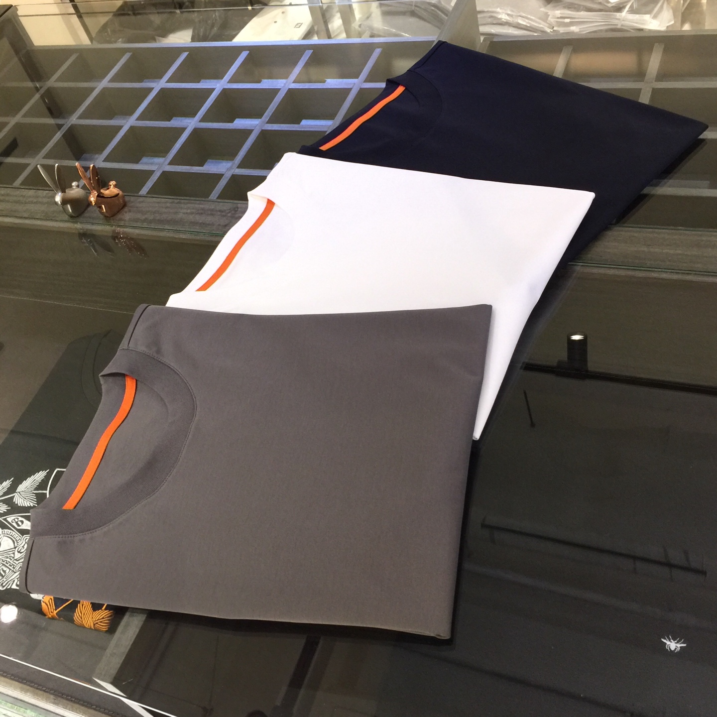 NO:517700,H Home 2025 summer new fake two-piece design short-sleeved shirt, high-quality mercerized cotton blend material!  High quality is naturally everyone’s first choice. A clean version design!  Simple is not simple!  Luxury temperament!  The upper body is invincible and soft, caring for your skin. It is soft and comfortable. The upper body is excellent. A must-have for urban casual business!  Dark blue/white/grey!  !  Size M~XXXL (model/kilogram wear M), T-shirt, alexander wang19860909H家2025夏季新款假两件设计短袖衫 上等丝光棉混纺材质！高品质自然是大家的首选 净版设计！简约不简单！奢华气质！上身无敌柔软 呵护着您的肌肤. 柔软舒适.上身效果超棒. 都市休闲商务必备款！深蓝色/白色/灰色！！尺码M～XXXL（模特/斤穿M）,,T-shirt,alexander wang,Men's clothing