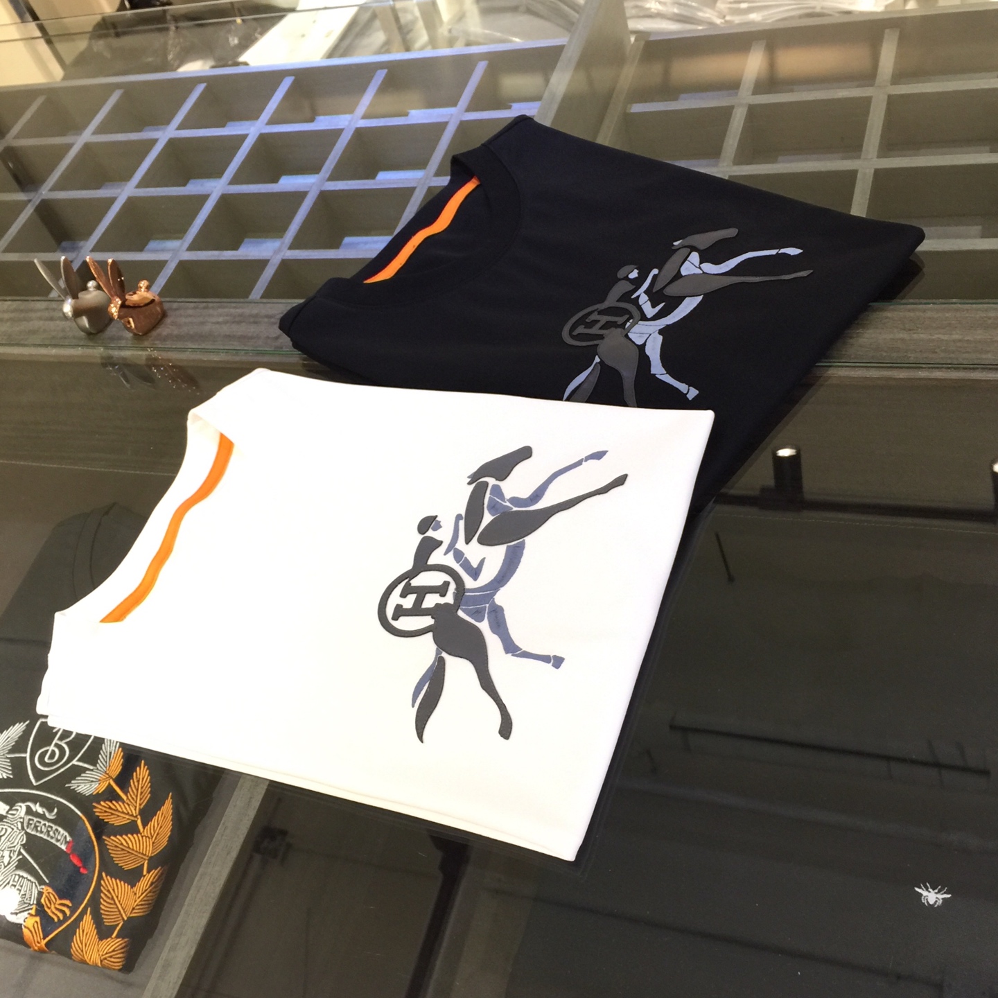 NO:517705,Hjia 2025 summer new product, instantly kill all versions!  Classic and fashionable versatile round neck short sleeves, exquisite three-dimensional genuine leather splicing and thread embroidery design on the chest!  Customized silk-blend soft fabrics. Basic base shirts are indispensable for men's wardrobes. They can be matched with various clothing anytime and anywhere to meet your daily needs. The fabrics and factories we choose are all used by first-tier brands, so we recommend buying them!  Black/white!  Size M~XXXL (model/kilogram wear M), T-shirt, alexander wang19860909H家2025夏季新品 秒杀一切版本！经典时尚百搭圆领短袖 胸前精美立体真皮拼接线绣设计！订制蚕丝混纺柔软面料 男人的衣柜都少不了基础打底衫 随时随地都可以拿来搭配各种服饰 满足您日常生活需求.我们所选择的面料及工厂都是一线品牌所使用的,推荐入手！黑色/白色！尺码M～XXXL（模特/斤穿M）,,T-shirt,alexander wang,Men's clothing