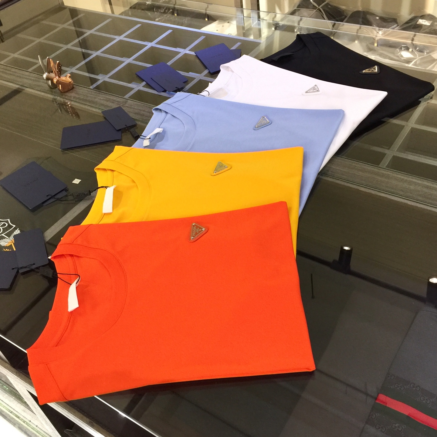 NO:517710,P home high-end products!  2025 summer wear new round neck shirt, a brand new concept, a boutique work of fashion tycoon, the fabric is made of top mercerized cotton!  The delicate and smooth texture makes people feel comfortable. Highly recommended. And you can't see such a style outside at all!  It is definitely an eye-catching model that cannot be missed. It shows its fashionable charm and style. It is perfectly matched in terms of color and style. Black/white/light blue/yellow/orange!  Size M~XXXL (model/kilogram wear M), alexander wang19860909P家高端产物！2025夏装新品圆领衫 全新的概念 时尚大鳄的精品之作,面料采用顶级丝光棉面料！ 细腻柔滑的质感 让人倍感舒适 强烈推荐 而且外面您是根本看不到这样的款式的！绝对是不容错过的吸睛款 尽显时尚魅力风尚不管是从色系还是款式上都是完美搭配.黑色/白色/浅蓝色/黄色/橙色！尺码M～XXXL（模特/斤穿M）,,alexander wang,Men's clothing