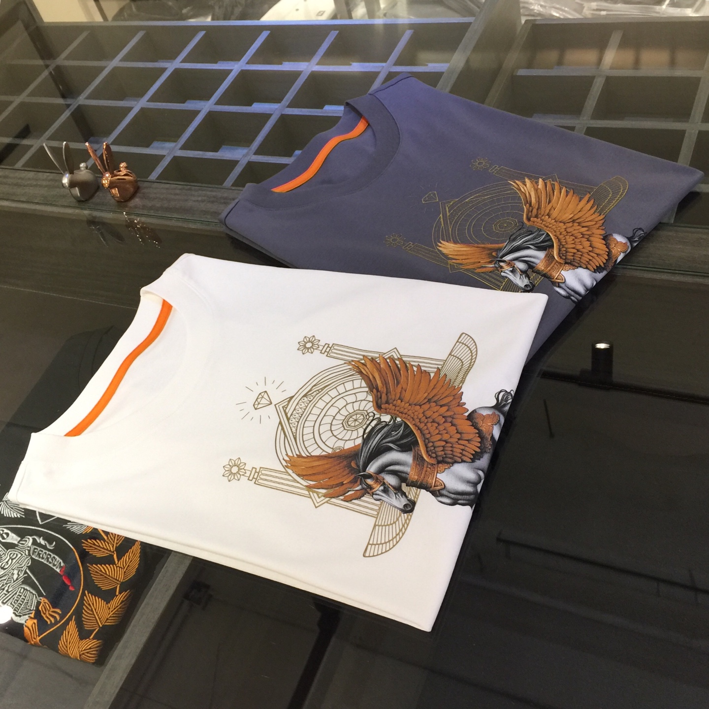 NO:517715,Hjia 2025 summer new product, instantly kill all versions!  Classic and fashionable versatile round neck short sleeves, exquisite sizing and printed logo design on the chest!  Custom silk-blend soft fabric with hem split design!  Basic base shirts are indispensable for men's wardrobe. They can be matched with various clothing anytime and anywhere to meet your daily needs. The fabrics and factories we choose are all used by first-tier brands, so we recommend buying them!  Grey/white!  Size M~XXXL (model/kilogram wear M), T-shirt, alexander wang19860909H家2025夏季新品 秒杀一切版本！经典时尚百搭圆领短袖 胸前精美码数印花Logo设计！订制蚕丝混纺柔软面料 下摆分叉设计！男人的衣柜都少不了基础打底衫 随时随地都可以拿来搭配各种服饰 满足您日常生活需求.我们所选择的面料及工厂都是一线品牌所使用的,推荐入手！灰色/白色！尺码M～XXXL（模特/斤穿M）,,T-shirt,alexander wang,Men's clothing