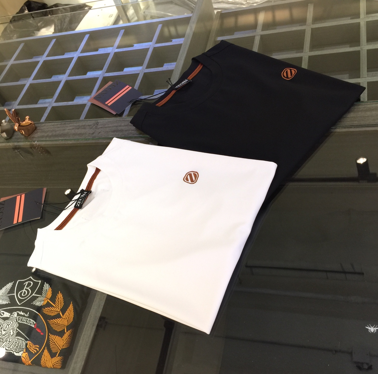 NO:517720,Ze’s high-end products!  2025 summer wear new round neck shirt, a brand new concept, a boutique work of fashion tycoon, the fabric is made of top mercerized cotton!  The delicate and smooth texture makes people feel comfortable. Highly recommended. And you can't see such a style outside at all!  It is definitely an eye-catching model that cannot be missed. It shows its fashionable charm and style. It is perfectly matched in terms of color and style. Black/white!  Size M~XXXL (model/kilogram wear M), alexander wang19860909Ze家高端产物！2025夏装新品圆领衫 全新的概念 时尚大鳄的精品之作,面料采用顶级丝光棉面料！ 细腻柔滑的质感 让人倍感舒适 强烈推荐 而且外面您是根本看不到这样的款式的！绝对是不容错过的吸睛款 尽显时尚魅力风尚不管是从色系还是款式上都是完美搭配.黑色/白色！尺码M～XXXL（模特/斤穿M）,,alexander wang,Men's clothing