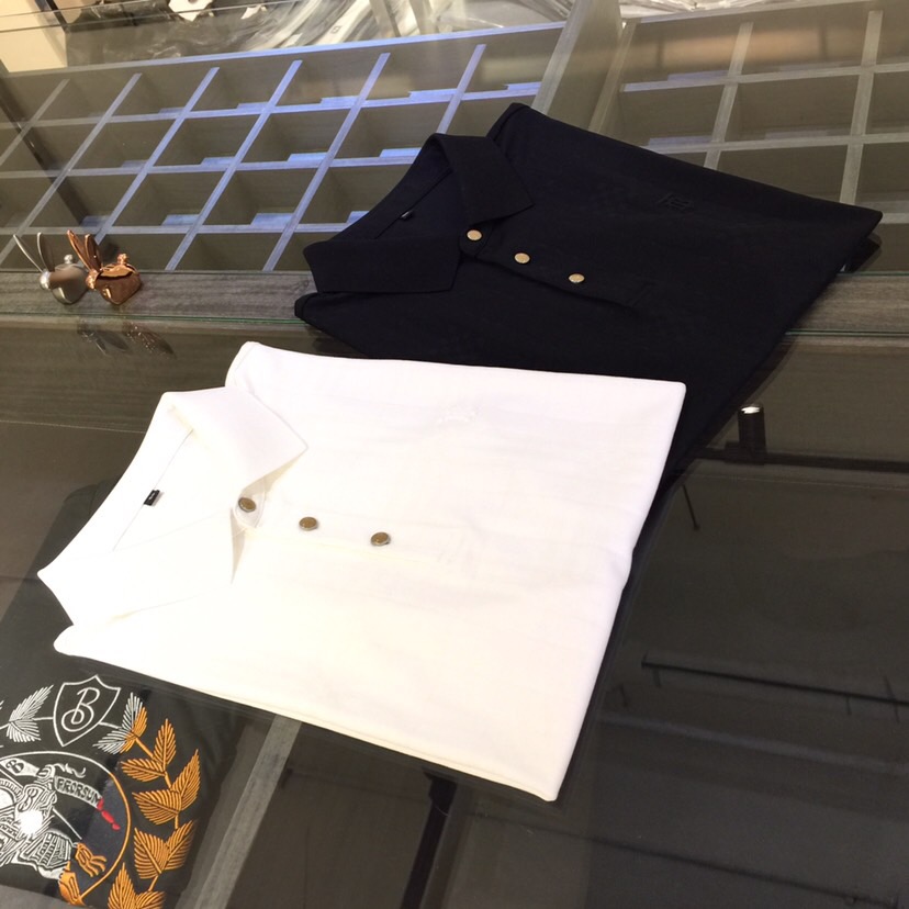 NO:517686,B Family 2025 summer wear new lapel shirt, a brand new concept, a masterpiece of fashion tycoons, adopts the top integrated molding process, and the fabric adopts the top double mercerized knitting and flowering process!  The delicate and smooth texture makes people feel comfortable. Highly recommended. And you can't see such a style outside at all!  It is definitely an eye-catching model that cannot be missed. It shows its fashionable charm and style. It is perfectly matched in terms of color and style. Black/white!  Size M~XXXL (model/kilogram wear M), alexander wang19860909B家2025夏装新品翻领衫 全新的概念 时尚大鳄的精品之作,采用最顶尖一体成型工艺 面料采用顶级双丝光针织烧花工艺！ 细腻柔滑的质感 让人倍感舒适 强烈推荐 而且外面您是根本看不到这样的款式的！绝对是不容错过的吸睛款 尽显时尚魅力风尚不管是从色系还是款式上都是完美搭配.黑色/白色！尺码M～XXXL（模特/斤穿M）,,alexander wang,Men's clothing