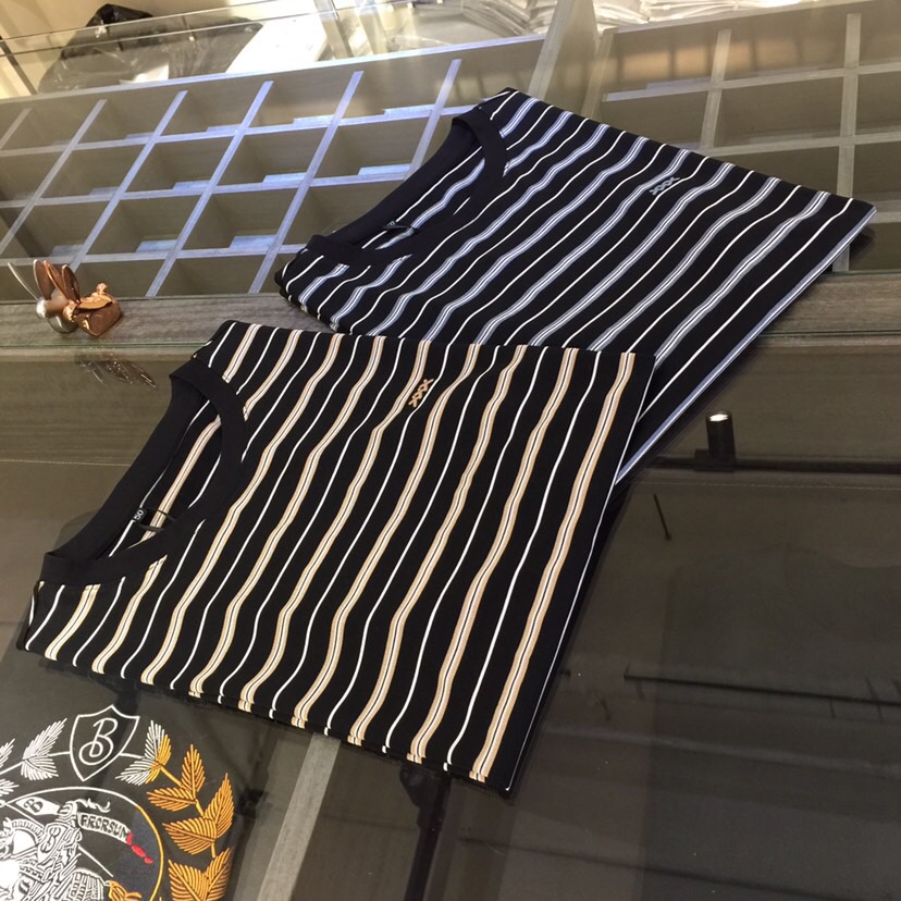 NO:432967,Ze’s high-end products!  2025 summer wear new round neck shirt, a brand new concept, a boutique work of fashion tycoon, adopting the top integrated molding stripe craftsmanship, and the fabric is made of top mercerized cotton fabric!  The delicate and smooth texture makes people feel comfortable. Highly recommended. And you can't see such a style outside at all!  It is definitely an eye-catching model that cannot be missed. It shows its fashionable charm and style. It is perfectly matched in terms of color and style. 2 colors!  Size M~XXXL (model/kilogram wear M), alexander wang19860909Ze家高端产物！2025夏装新品圆领衫 全新的概念 时尚大鳄的精品之作,采用最顶尖一体成型条纹工艺 面料采用顶级丝光棉面料！ 细腻柔滑的质感 让人倍感舒适 强烈推荐 而且外面您是根本看不到这样的款式的！绝对是不容错过的吸睛款 尽显时尚魅力风尚不管是从色系还是款式上都是完美搭配.2色！尺码M～XXXL（模特/斤穿M）,,alexander wang,Men's clothing