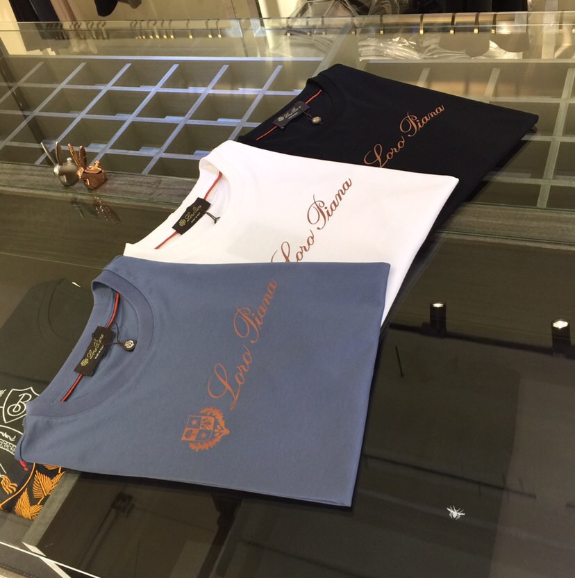 NO:439699,LP Home 2025 Summer New Products, Snap All Versions in a flash!  Classic and fashionable versatile round neck short sleeves, customized double mercerized cotton super soft fabric, chest hot stamping logo!  Basic base shirts are indispensable for men's wardrobe. They can be matched with various clothing anytime and anywhere to meet your daily needs. The fabrics and factories we choose are all used by first-tier brands, so we recommend buying them!  Black/white/blue!  Size M~XXXL (model/jin wear M), loro piana, T-shirt, alexander wang19860909LP家2025夏季新品 秒杀一切版本！经典时尚百搭圆领短袖 订制双丝光棉超柔软面料 胸前烫印Logo！男人的衣柜都少不了基础打底衫 随时随地都可以拿来搭配各种服饰 满足您日常生活需求.我们所选择的面料及工厂都是一线品牌所使用的,推荐入手！黑色/白色/兰色！尺码M～XXXL（模特/斤穿M）,,loro piana,T-shirt,alexander wang,Men's clothing