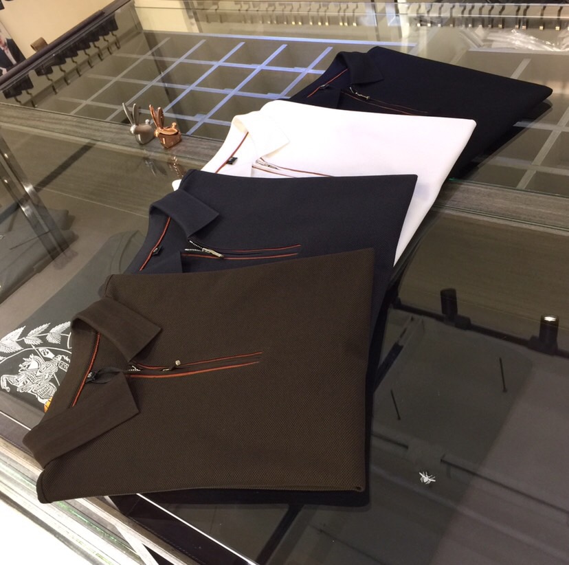 NO:439706,The latest series of LP Fat Brother Gospel 1975AW, versatile commuting to work, elegant design, a must-have for business elites, using Gaoke heavy mercerized cotton fabric, Wen Ru soft, delicate and soft, the upper body is naturally comfortable, Zipper lapel business casual slim fit style, you can wear it in both business and leisure!  It highlights the overall styling and body-slimming feeling. The overall craftsmanship line is really impeccable. This kind of lapel fashion adds points to urban fashion people and has a more gentlemanly charm!  Black/white/dark gray/dark green!  Size M～4XL (model/catties wear M), loro piano, alexander wang19860909LP家胖哥哥福音1975AW最新系列 上班通勤百搭 富于优雅的设计感 商务精英必备 采用高克重丝光棉面料 温儒柔软 细腻柔软 上身自然是舒适 拉链翻领商务休闲修身款 无论是商务还是休闲时候都可穿搭！非常的凸显整体的造型感以及修身上身感 整体的工艺车线真的是无可挑剔的 这样的一款翻领时装 无不为都市时尚人士加分 更加的绅士韵味十足范！黑色/白色/深灰色/暗绿色！尺码M～4XL（模特/斤穿M）,,loro piana,alexander wang,Men's clothing