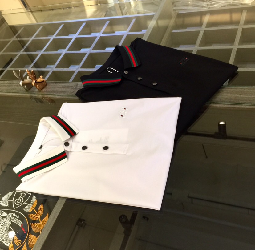 NO:439717,Recommended by G Home Products!  The latest series of 2025AW, versatile commuting to work, elegant design, a must-have for business elites, using high-weight 120 mercerized cotton plain fabric, Wen Ru soft, delicate and soft, the upper body is naturally comfortable, lapel business casual slim style, can be worn in business or leisure, which highlights the overall styling and slim body feel. The overall craftsmanship line is really impeccable. This kind of lapel fashion adds points to urban fashion people, and has a more gentlemanly charm!  Black/white!  Size M~XXXL (model/125 catties wear M), gucci, alexander wang19860909G家臻品推荐！2025AW最新系列 上班通勤百搭 富于优雅的设计感 商务精英必备 采用高克重120支丝光棉平纹面料 温儒柔软 细腻柔软 上身自然是舒适 翻领商务休闲修身款 无论是商务还是休闲时候都可穿搭 非常的凸显整体的造型感以及修身上身感 整体的工艺车线真的是无可挑剔的 这样的一款翻领时装 无不为都市时尚人士加分 更加的绅士韵味十足范！黑色/白色！尺码M～XXXL（模特/125斤穿M）,,gucci,alexander wang,Men's clothing