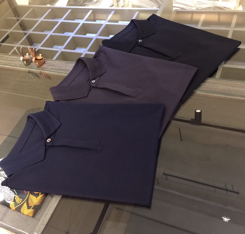 NO:439722,Zejia ZZ... Original version No product can be surpassed or even replaced (darely called it the strongest) or even more workmanship than Jie. Almost 0 after-sales rate, friends who wear polos must bring it with you. 1. Fabric The fabric is made of a new top-grade PIMA blended with mulberry silk, etc. This fabric has a unique dark light feeling, soft luster is restrained and not ostentatious, different from the reflective effect of ordinary fabrics, showing low-key luxury. It not only feels as gentle and silky as the spring breeze, but also has excellent breathability. When worn, the skin can breathe freely and stay dry and comfortable at all times. 2. Style and design highlights The double-lane sewing small collar on the neck is carefully hand-cranked, and each circle of texture will be clear and clear, and the unique method of picking and emptying needles.  The secret placket is paired with three buttons, with a little bit of darkness and a clever and layered design. The T-shaped turtle back design on the back not only adds a unique styling to the whole dress, but also greatly improves the comfort of wearing and makes movement more comfortable. The specially designed slits on both sides of the hem look more casual and comfortable when walking, and can be easily controlled whether it is a daily leisure or formal occasion. I hope that all friends who like to wear Polo shirts, colleagues who are engaged in Polo shirts, or those who already own Polo shirts at home, think that they are well-made on the market, or even some top luxury brands of Polo shirts, can be used to compare them with this Polo shirts in a comprehensive manner. I believe that its quality and design can withstand rigorous scrutiny. Color black, dark gray, dark blue, size M~XXXL (standard size  /125 wearing M size), alexander wang19860909Ze家ZZ......原版 目前没有发现一件可以超越甚至代替的产品（敢称之为最强）甚至比杰的做工还要顶.几乎0售后率,穿polo的朋友你一定要带上 一、面料 面料采用全新顶级PIMA与桑蚕丝等混纺而成,这种面料有着独特的暗光感,柔和的光泽内敛不张扬,区别于普通面料的反光效果,彰显低调奢华.它不仅触感如春日微风般轻柔丝滑,透气性也极佳,穿着时,肌肤能自由地呼吸,时刻保持干爽舒适. 二、版型与设计亮点 领口双道车缝小领由手工精心手摇而成,每一圈纹理都会清晰分明,独特的挑针放空做法. 暗门襟搭配三粒扣,暗二明一点睛,设计巧妙而富有层次感.背部的T字形龟背设计,不仅为整件衣服增添了独特的造型感,还极大地提升了穿着时的舒适度,让活动更加自如.下摆两侧特别设计的开叉,在行走间更显随性自在,无论是日常休闲还是正式场合,都能轻松驾驭. 希望各位无论是喜欢穿Polo衫的朋友,还是从事Polo衫售卖的同行,亦或是家中已经拥有Polo衫的,以及认为是市场上做得好的Polo衫,甚至是一些顶级奢侈品品牌的Polo衫,都可以拿来与这件Polo衫做全面对比,相信它的品质和设计能经得起严苛的审视. 颜色黑色 深灰色 深蓝色 尺码M～XXXL（标准尺码 /125穿M码）,,alexander wang,Men's clothing