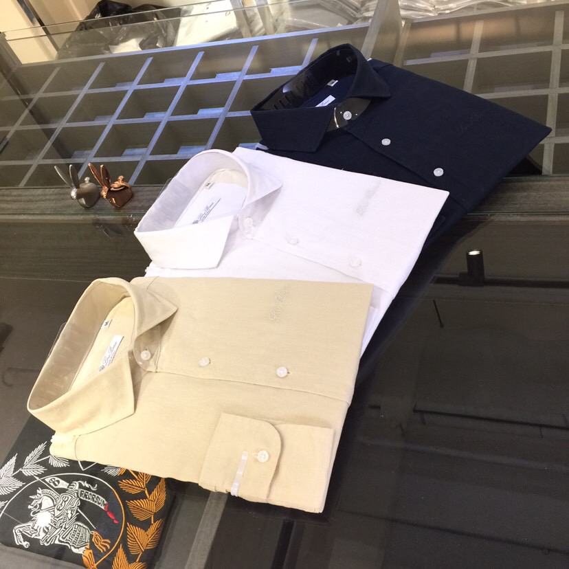 NO:439729,LP Home 2025 Summer New Shirt Customer-supplied Top Original Special Crafts Silk Cotton and Linear Fabric Light and Breathable, Delicate Texture, Super Soft and Skin-friendly Touch!  Minimalist Chinese style collar style!  The tailoring is a trendy slim fit, absolutely a crisp and handsome fit!  It can be seen from the locking needle that it is absolutely produced by large manufacturers. This density of sewing technology can only be made by top factories!  Details are absolutely meticulous!  Highly recommended, and you can't see such a style outside at all!  Dark blue/white/apricot!  Size S~XXL (model/125 catties wear S), loro piana,shirts,alexander wang19860909LP家2025夏季新品衬衫 客供顶级原版特殊工艺天丝棉麻面料 轻薄透气 质感细腻 超柔软亲肤触感！极简主义中国风领型！剪裁属于潮流修身装 绝对挺括帅气的合体型！从锁针可以看出 绝对大厂代工出品 这种密度的缝制工艺 只有顶级工厂才能制成！对待细节处理绝对是一丝不苟！强烈推荐 而且外面您是根本看不到这样的款式的！深蓝色/白色/杏色！尺码S～XXL（模特/125斤穿S）,,loro piana,shirts,alexander wang,Men's clothing