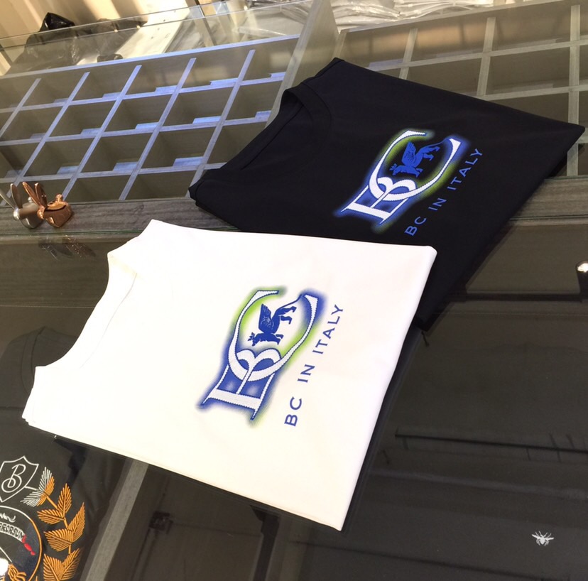 NO:439735,BC Home 2025 Summer New Products, Snap All Versions in a flash!  Classic and fashionable versatile round neck short sleeves, exquisite three-dimensional embroidered logo design on the chest!  Custom silk-blend soft fabric with hem split design!  Basic base shirts are indispensable for men's wardrobe. They can be matched with various clothing anytime and anywhere to meet your daily needs. The fabrics and factories we choose are all used by first-tier brands, so we recommend buying them!  Black/white!  Size M~XXXL (model/125 catties wear M), chanel, T-shirt, alexander wang19860909BC家2025夏季新品 秒杀一切版本！经典时尚百搭圆领短袖 胸前精美立体刺绣Logo设计！订制蚕丝混纺柔软面料 下摆分叉设计！男人的衣柜都少不了基础打底衫 随时随地都可以拿来搭配各种服饰 满足您日常生活需求.我们所选择的面料及工厂都是一线品牌所使用的,推荐入手！黑色/白色！尺码M～XXXL（模特/125斤穿M）,,chanel,T-shirt,alexander wang,Men's clothing