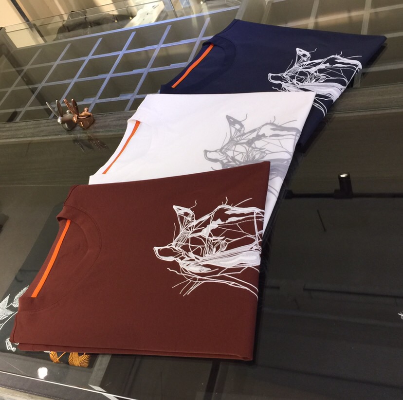 NO:439751,H Home 2025 summer new product, classic and fashionable versatile round neck short-sleeved shirt, woven mercerized cotton fabric, soft and delicate fabric, fine thread splicing!  Heavy industry design model!  Exquisite embroidery design on the chest!  The fabrics and factories we choose are all used by first-tier brands, and the clothes are designed very atmospheric and fashionable and high-end goods!  Dears, hurry up and buy it!  Dark blue/white/brick red!  Size M~XXXL (model/125 catties wear M), T-shirt, alexander wang19860909H家2025夏季新品 经典时尚百搭圆领短袖衫 订织丝光棉面料 面料柔软细腻 精细螺纹拼接！重工设计款！胸前精美刺绣设计！我们所选择的面料及工厂都是一线品牌所使用的,衣服设计非常的大气时尚 高档货物！亲们赶紧入手！深蓝色/白色/砖红色！尺码M～XXXL（模特/125斤穿M）,,T-shirt,alexander wang,Men's clothing