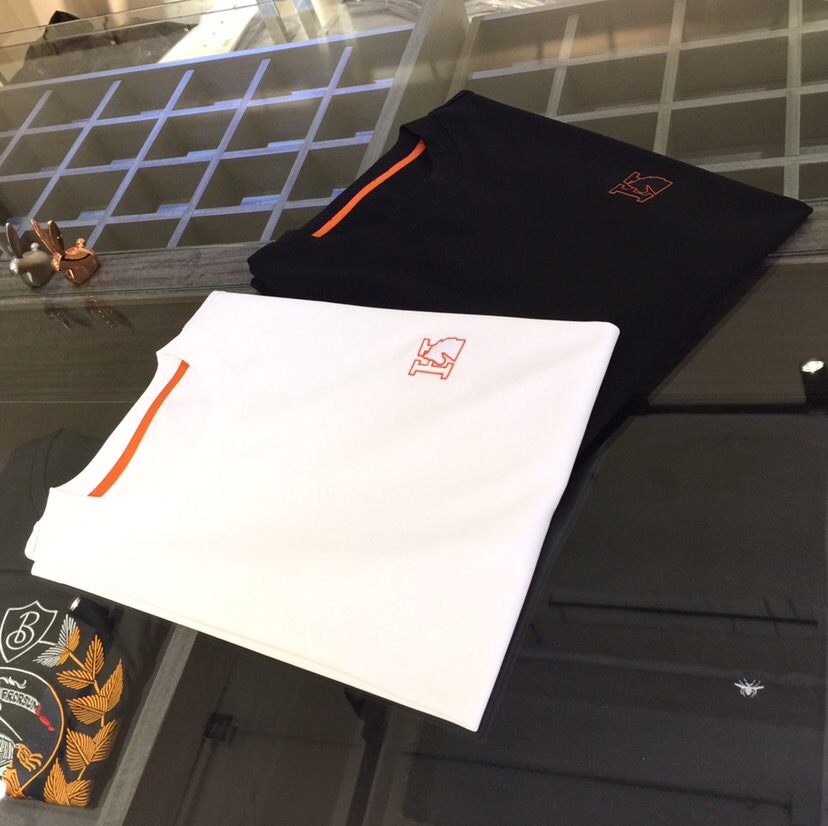 NO:439759,Hjia 2025 summer new product, instantly kill all versions!  Classic and fashionable versatile round neck short sleeves, exquisite three-dimensional embroidery on the chest, fine ironing and edging design!  Customized silk-blend soft fabrics. Basic base shirts are indispensable for men's wardrobes. They can be matched with various clothing anytime and anywhere to meet your daily needs. The fabrics and factories we choose are all used by first-tier brands, so we recommend buying them!  Black/white!  Size M~XXXL (model/125 catties wear M), T-shirt, alexander wang19860909H家2025夏季新品 秒杀一切版本！经典时尚百搭圆领短袖 胸前精美立体刺绣精细烫压包边设计！订制蚕丝混纺柔软面料 男人的衣柜都少不了基础打底衫 随时随地都可以拿来搭配各种服饰 满足您日常生活需求.我们所选择的面料及工厂都是一线品牌所使用的,推荐入手！黑色/白色！尺码M～XXXL（模特/125斤穿M）,,T-shirt,alexander wang,Men's clothing