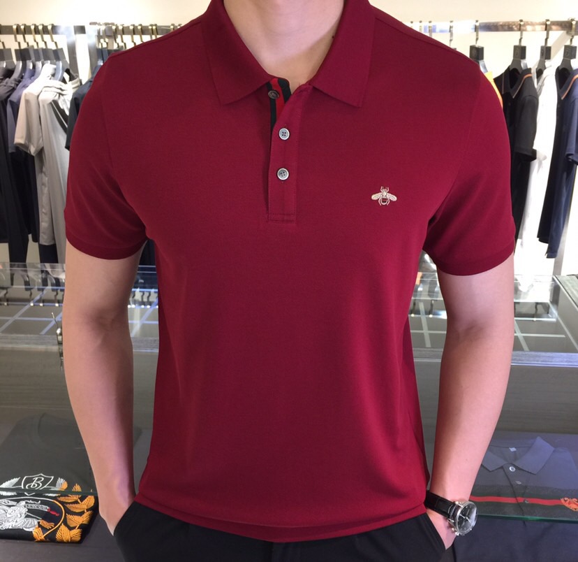 NO:439783,GH’s 2025 summer new product, instantly kill all versions!  Classic and fashionable versatile lapel short sleeves, customized ice-sensing beaded mercerized cotton fabric, soft and delicate fabric, and the brand's signature color thread splicing at the placket!  Fine embroidery on the chest!  Basic base shirts are indispensable for men's wardrobe. They can be matched with various clothing anytime and anywhere to meet your daily needs. The fabrics and factories we choose are all used by first-tier brands, so we recommend buying them!  Green/burgundy!  Size M~XXXL (model/125 catties wear M), gucci, T-shirt, alexander wang19860909G家2025夏季新品 秒杀一切版本！经典时尚百搭翻领短袖 订制冰感珠地丝光棉面料 面料柔软细腻 门襟处品牌标志性色系螺纹拼接！胸前精细刺绣！男人的衣柜都少不了基础打底衫 随时随地都可以拿来搭配各种服饰 满足您日常生活需求.我们所选择的面料及工厂都是一线品牌所使用的,推荐入手！绿色/酒红色！尺码M～XXXL（模特/125斤穿M）,,gucci,T-shirt,alexander wang,Men's clothing