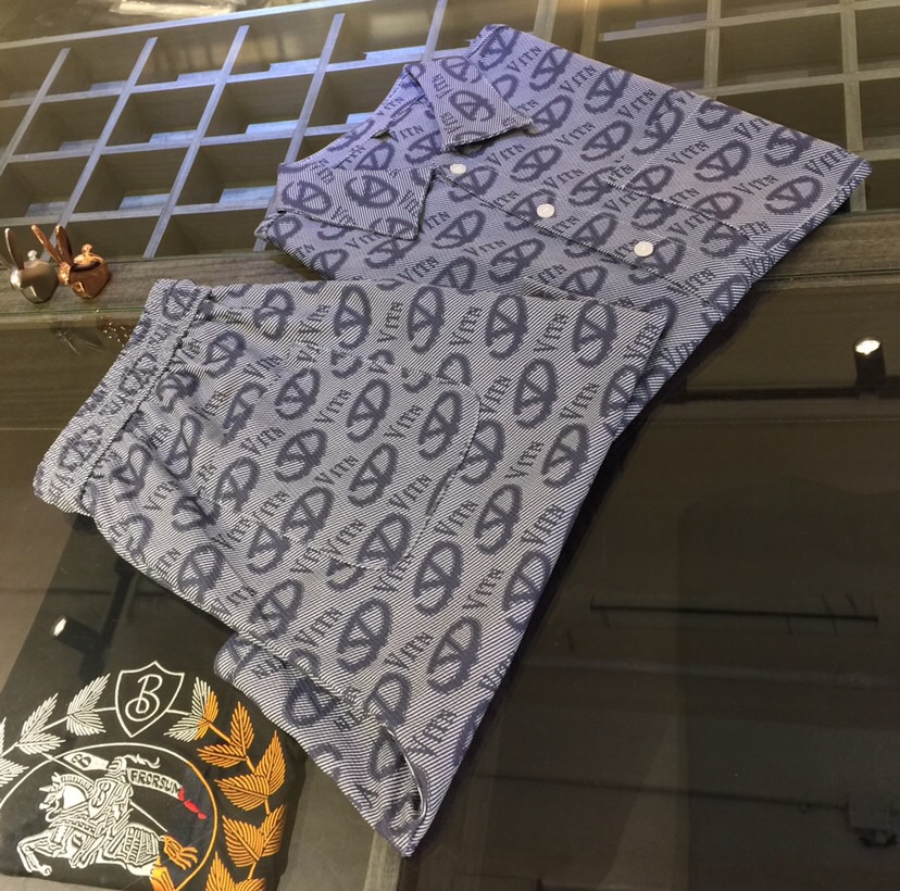 NO:439724,Top details Warren Home 2025 latest hit short-sleeved shirt set, hot-selling items on European and American counters!  Selected Italian imported Tianshi cotton fabrics with loose styles, the whole brand is staggered in English and has a very charming look. There is no need to say more about the effect on the upper body!  Blue/card color!  Size M~XXXL (model/125 catties wear M), valentino, T-shirt, alexander wang19860909上衣细节华伦家2025最新爆款短袖衬衣套装 欧美柜台热销单品！精选意大利进口天丝棉面料搭配宽松版型,通体品牌英文错落相当彰显韵味,上身效果不用多说！蓝色/卡色！尺码M～XXXL（模特/125斤穿M）,,valentino,T-shirt,alexander wang,Men's clothing