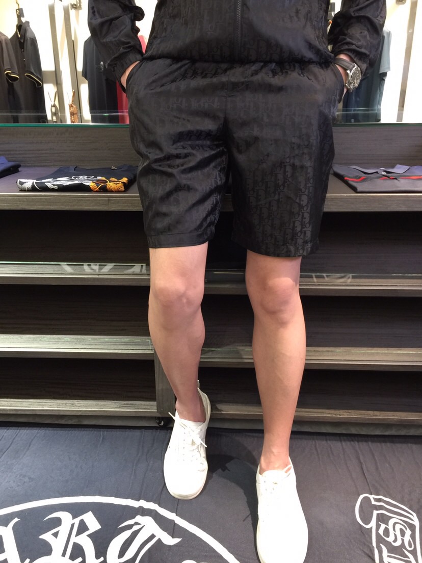 NO:439748,/Sets Details of shorts Dijia 2025 new products, men's summer sports and casual sun protection suits, a combination of hooded long-sleeved jacket and shorts. It is also very practical to wear alone, very smooth and comfortable imported sun protection fabric, 2025 summer series draws inspiration from the collection elements, suitable for wearing multiple ages, and a variety of craftsmanship is integrated, and the details are visible, exquisite and durable!  Black/white!  Size M~XXXL (model/125 catties wear M), dior, shorts, jackets & coats, hats, alexander wang19860909/套 短裤细节迪家2025新品,男士夏季运动休闲防晒服套装,连帽长袖外套和短裤的组合,单穿也很实用,非常顺滑舒适的进口防晒面料,2025夏季系列 典藏元素中汲取灵感,适合多个年龄段穿着,多种工艺融入 细节可见 精致又耐看！黑色/白色！尺码M～XXXL（模特/125斤穿M）,,dior,shorts,jackets & coats,hats,alexander wang,Men's clothing