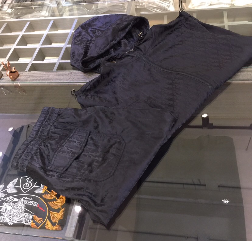 NO:439756,/Set Top details Dijia 2025 new product, men's summer sports and casual sun protection suit, hooded long-sleeved jacket and shorts combination, it is also very practical to wear alone, very smooth and comfortable imported sun protection fabric, 2025 summer series draws inspiration from the collection elements, suitable for wearing multiple ages, and a variety of craftsmanship is integrated, the details are visible, exquisite and durable!  Black/white!  Size M~XXXL (model/125 catties wear M), dior, shorts, jackets & coats, hats, alexander wang19860909/套 上衣细节迪家2025新品,男士夏季运动休闲防晒服套装,连帽长袖外套和短裤的组合,单穿也很实用,非常顺滑舒适的进口防晒面料,2025夏季系列 典藏元素中汲取灵感,适合多个年龄段穿着,多种工艺融入 细节可见 精致又耐看！黑色/白色！尺码M～XXXL（模特/125斤穿M）,,dior,shorts,jackets & coats,hats,alexander wang,Men's clothing