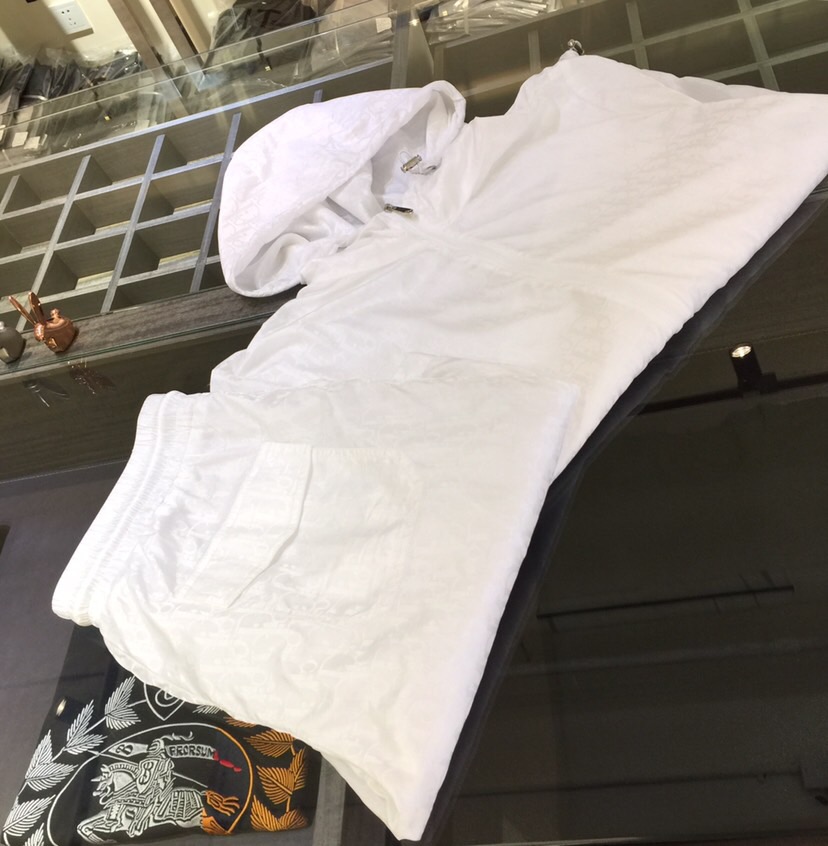 NO:439771,/Set Top details Dijia 2025 new product, men's summer sports and casual sun protection suit, hooded long-sleeved jacket and shorts combination, it is also very practical to wear alone, very smooth and comfortable imported sun protection fabric, 2025 summer series draws inspiration from the collection elements, suitable for wearing multiple ages, and a variety of craftsmanship is integrated, the details are visible, exquisite and durable!  Black/white!  Size M~XXXL (model/125 catties wear M), dior, shorts, jackets & coats, hats, alexander wang19860909/套 上衣细节迪家2025新品,男士夏季运动休闲防晒服套装,连帽长袖外套和短裤的组合,单穿也很实用,非常顺滑舒适的进口防晒面料,2025夏季系列 典藏元素中汲取灵感,适合多个年龄段穿着,多种工艺融入 细节可见 精致又耐看！黑色/白色！尺码M～XXXL（模特/125斤穿M）,,dior,shorts,jackets & coats,hats,alexander wang,Men's clothing