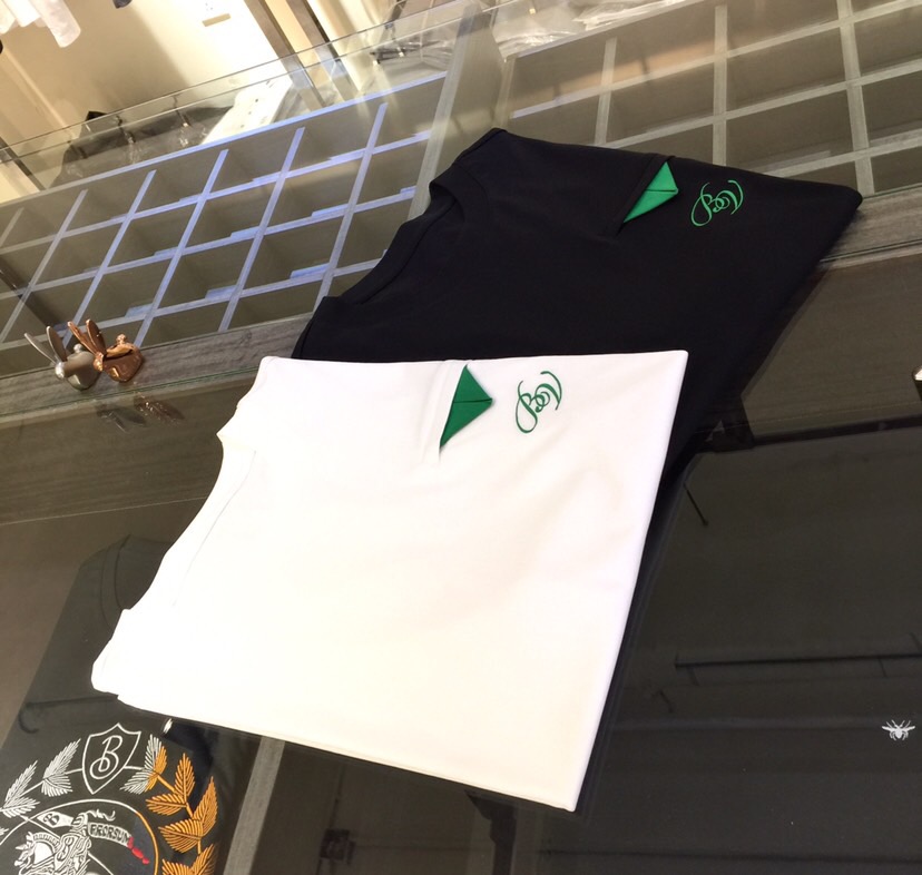 NO:439801,BV Home 2025 summer new product, instantly kill all versions!  Classic and fashionable versatile round neck short sleeves, exquisite embroidered inverted triangle fabric design on the chest!  Custom silk-blend soft fabric with hem split design!  Basic base shirts are indispensable for men's wardrobe. They can be matched with various clothing anytime and anywhere to meet your daily needs. The fabrics and factories we choose are all used by first-tier brands, so we recommend buying them!  Black/white!  Size M~XXXL (model/125 catties wear M), bottega veneta, T-shirt, alexander wang19860909BV家2025夏季新品 秒杀一切版本！经典时尚百搭圆领短袖 胸前精美刺绣倒三角布艺设计！订制蚕丝混纺柔软面料 下摆分叉设计！男人的衣柜都少不了基础打底衫 随时随地都可以拿来搭配各种服饰 满足您日常生活需求.我们所选择的面料及工厂都是一线品牌所使用的,推荐入手！黑色/白色！尺码M～XXXL（模特/125斤穿M）,,bottega veneta,T-shirt,alexander wang,Men's clothing