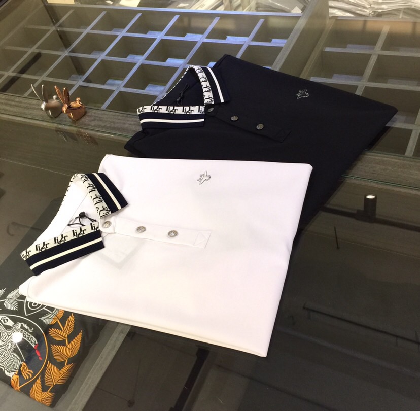 NO:439830,Dijia’s important recommendation!  The latest series of 2054AW, versatile commuting to work, elegant design, a must-have for business elites, exquisite brand exquisite embroidery logo on the chest!  It uses imported double mercerated bead floor cotton fabric. Wen Ru is soft, delicate and soft. The upper body is naturally comfortable. The lapel business casual slim fit can be worn both in business and leisure. It highlights the overall styling and slim feel. The overall craftsmanship line is really impeccable. This kind of lapel fashion adds points to urban fashion people and has a more gentlemanly charm!  Black/white!  Size M~XXXL (model/125 catties wear M), dior, alexander wang19860909迪家重磅推荐！2054AW最新系列 上班通勤百搭 富于优雅的设计感 商务精英必备 胸前精致品牌精美刺绣Logo！采用进口双丝光珠地棉面料 温儒柔软 细腻柔软 上身自然是舒适 翻领商务休闲修身款 无论是商务还是休闲时候都可穿搭 非常的凸显整体的造型感以及修身上身感 整体的工艺车线真的是无可挑剔的 这样的一款翻领时装 无不为都市时尚人士加分 更加的绅士韵味十足范！黑色/白色！尺码M～XXXL（模特/125斤穿M）,,dior,alexander wang,Men's clothing