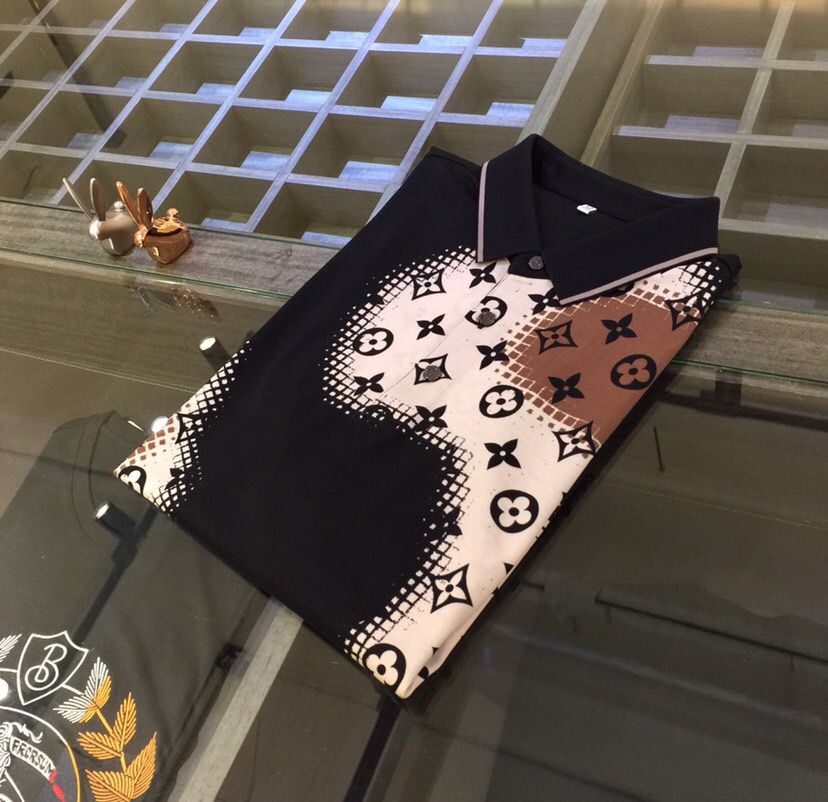 NO:439835,The latest short-sleeved lapel shirt for the 2025 summer release!  High-end silk cotton fabric, breathable, comfortable, delicate and soft, all original customized products, and high-end digital printing of the whole dress!  High-end quality!  High-quality shipment, fashionable and stylish upper body!  Size M~XXXL (model/125 catties wear M), louis vuitton,louis vuitton,t-shirt,alexander wang19860909驴家2025夏季最新发布短袖翻领衫！高档天丝棉面料,透气舒适细腻柔软,面料,辅料全部原版定制出品,整衣高档数码印花！品质高端！高品质出货,上身时尚有型！尺码M～XXXL（模特/125斤穿M）,,louis vuitton,louis vuitton,T-shirt,alexander wang,Men's clothing