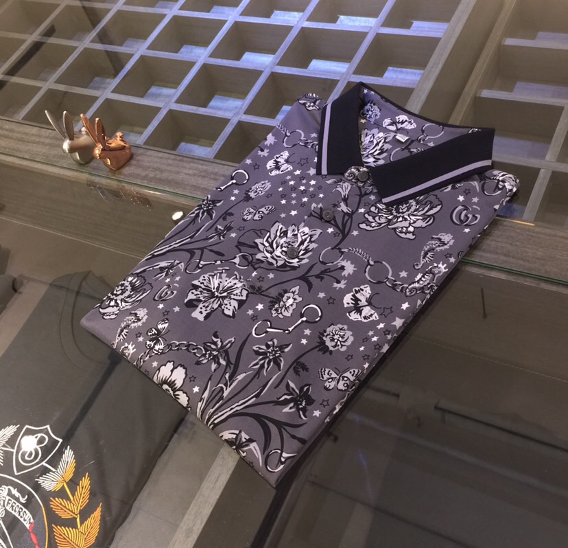 NO:439840,G Home has the latest short-sleeved lapel shirt in summer 2025!  High-end silk cotton fabric, breathable, comfortable, delicate and soft, all original customized products, and high-end digital printing of the whole dress!  High-end quality!  High-quality shipment, fashionable and stylish upper body!  Size M~XXXL (model/125 catties wear M), gucci, T-shirt, alexander wang19860909G家2025夏季最新发布短袖翻领衫！高档天丝棉面料,透气舒适细腻柔软,面料,辅料全部原版定制出品,整衣高档数码印花！品质高端！高品质出货,上身时尚有型！尺码M～XXXL（模特/125斤穿M）,,gucci,T-shirt,alexander wang,Men's clothing