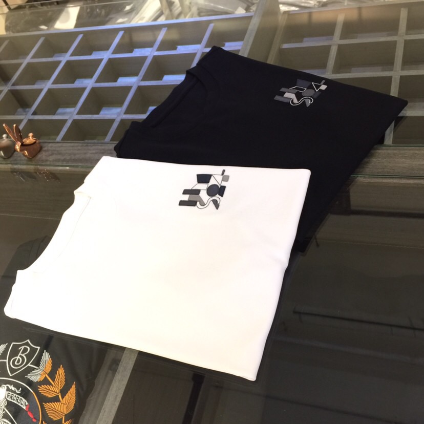 NO:439846,H Home 2025 summer new model is released!  Leather positioning embroidery, almost 0 after-sales rate I can guarantee this is definitely the most comfortable fabric this summer. The style is invincible and the feel is absolutely comfortable. About fabric PIMA cotton, Lanjing Modal, Asahi Kasei spandex. Three top products are blended. About the style and the absolute (dominate) position is deeply optimized by Burberry, using more advanced (middle sleeves, full work method about the sewing to give people more advanced, more three-dimensional vision. About the rear garment. Two ordinary washings (ensure that there is no shrinkage, no fading, no deformation) deep sand washing (ensure that the customer still reaches the original feel after washing 30 times) Color black white Size S~4XL (standard model/125 catties wearing M size, maximum wearable 210 catties), burberry, alexander wang19860909H家2025夏季新款发布！真皮定位绣花 几乎0售后率 我敢保证这绝对是今年夏季最舒服的面料 版型无敌 手感绝对舒适 关于面料PIMA棉 兰精莫代尔 旭化成氨纶 三种顶级产物混纺而成 关于版型版型绝对（主导）地位由巴宝莉进行深度优化,采用更高级的（中袖 关于车缝采用满工做法给人更加高级 视觉更加立体 关于后整成衣 两次普通水洗（确保不缩水 不掉色 不变形）手感深度做砂洗（确保客人洗涤30次之后仍然达到原有的手感） 颜色黑色 白色 尺码S～4XL（标准版型模特/125斤穿M码,最大可穿210斤）,,burberry,alexander wang,Men's clothing