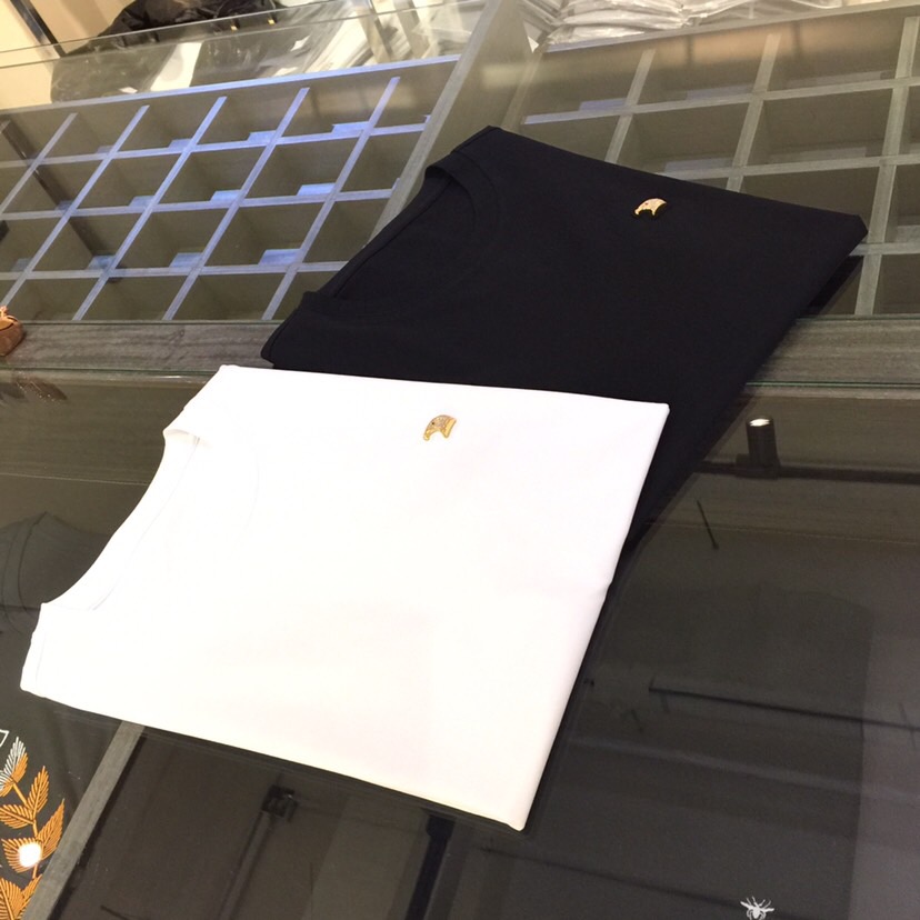 NO:439808,Stephen’s new summer 2025 releases!  Almost 0 after-sales rate I can guarantee this is the most comfortable fabric this summer. Process flow: Pure copper castings, mold opening, polishing, electroplating, gilding 24k electroplating, hand-drawing, pointing the water rhombus one by one!  Concave and convex process world concave and convex mold, glue injection and high temperature fixed. Make ready-made garments, cut pieces to make three-dimensional convex and convex, and make the outline of the eagle's avatar!  Imported silicone filling!  Hand sewed the 24K point diamond eagle head on the stern piece!  Imported Pun Nur is added behind it!  The fabric is imported from the United States. SUPIMA cotton 80 double strands. The feel of this fabric is definitely not inferior to that of big-name luxury goods. The T-shirts in your wardrobe will definitely not have the feel of me!  Color black white Size S~4XL (standard version / 125 catties wearing M size, maximum wear 210 catties), tees, t-shirt, alexander wang19860909史蒂芬2025夏季新款发布！几乎0售后率 我敢保证这是今年夏季最舒服的面料 工艺流程 纯铜 铸件 开模 抛光 电镀鎏金24k电镀,在用手工点钻一粒一粒把水钻点上！ 凹凸流程天地凹凸模具,注胶高温定型. 制作成衣 裁片做立体凹凸 做出老鹰头像的轮廓！进口硅胶填充！在把24K点钻老鹰头手工缝制在裁片上！后面加上进口布泊！ 面料来自美国进口 SUPIMA棉80支双股 这个面料的手感绝对不输大牌奢侈品 你衣柜里以内的T恤绝对不会有我这个手感！ 颜色黑色 白色 尺码S～4XL（标准版型 /125斤穿M码,最大可穿210斤）,,tees，t-shirt,alexander wang,Men's clothing