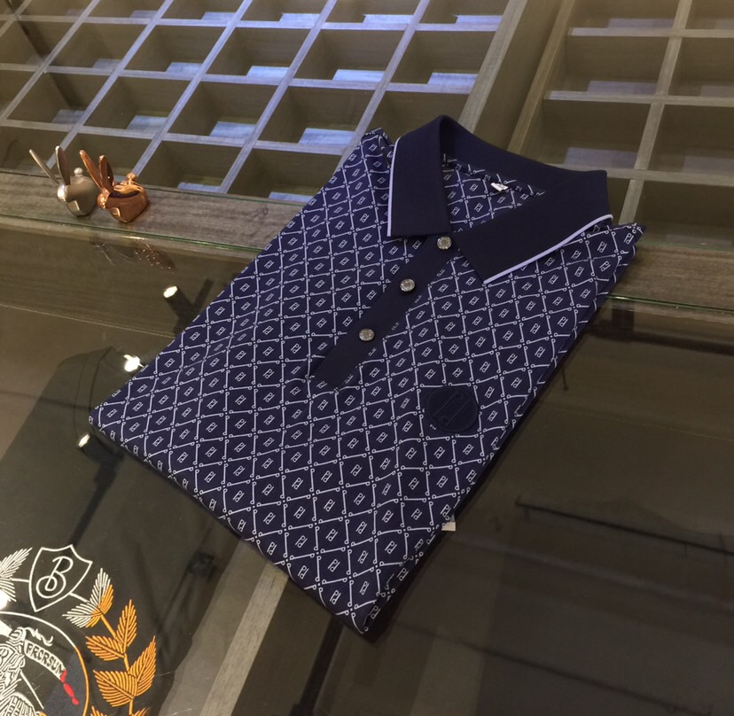 NO:439820,Pjia’s latest short-sleeved lapel shirt in summer 2025!  High-end silk cotton fabric, breathable, comfortable, delicate and soft, all original customized products, and high-end digital printing of the whole dress!  High-end quality!  High-quality shipment, fashionable and stylish upper body!  Black/Blue/Red!  Size M~XXXL (model 175/125 catties wear M), T-shirt, alexander wang19860909P家2025夏季最新发布短袖翻领衫！高档天丝棉面料,透气舒适细腻柔软,面料,辅料全部原版定制出品,整衣高档数码印花！品质高端！高品质出货,上身时尚有型！黑色/蓝色/红色！尺码M～XXXL（模特175/125斤穿M）,,T-shirt,alexander wang,Men's clothing