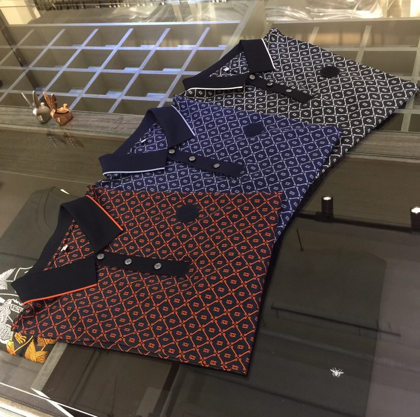 NO:442141,Pjia’s latest short-sleeved lapel shirt in summer 2025!  High-end silk cotton fabric, breathable, comfortable, delicate and soft, all original customized products, and high-end digital printing of the whole dress!  High-end quality!  High-quality shipment, fashionable and stylish upper body!  Black/Blue/Red!  Size M~XXXL (model 175/125 catties wear M), T-shirt, alexander wang19860909P家2025夏季最新发布短袖翻领衫！高档天丝棉面料,透气舒适细腻柔软,面料,辅料全部原版定制出品,整衣高档数码印花！品质高端！高品质出货,上身时尚有型！黑色/蓝色/红色！尺码M～XXXL（模特175/125斤穿M）,,T-shirt,alexander wang,Men's clothing