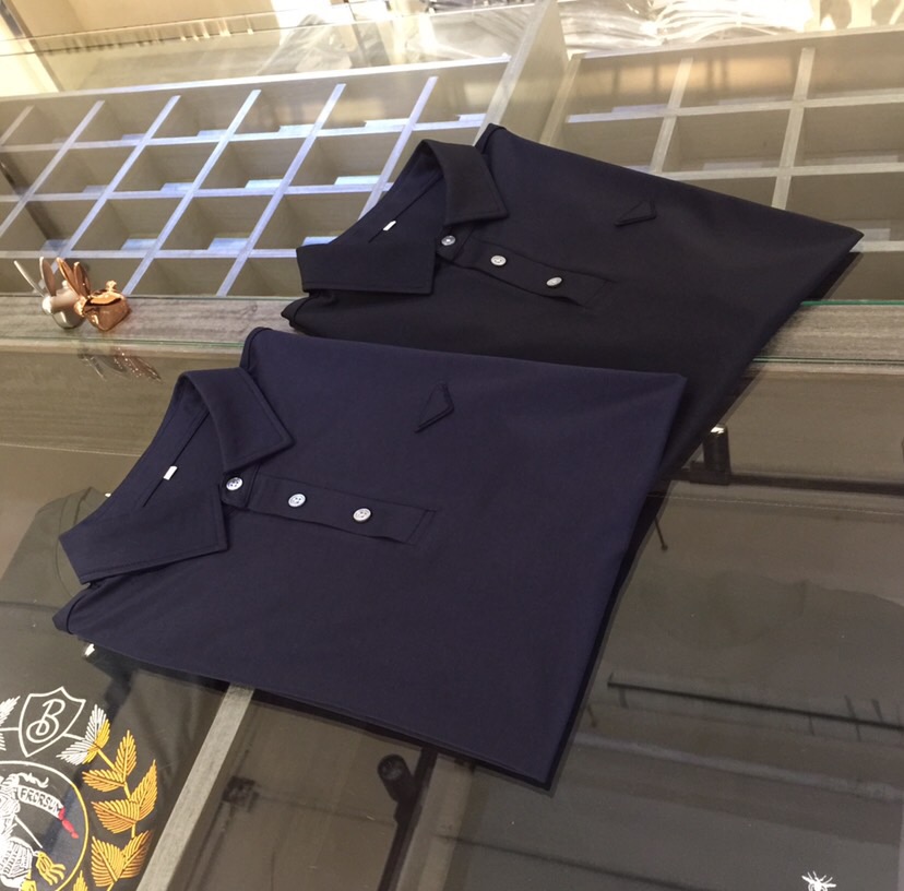 NO:439827,P-home high-end products must be included in the series!  The latest short-sleeved lapel shirt released in summer 2025!  High-end mulberry silk cotton fabric, breathable, comfortable, delicate and soft, all original customized products, high-end quality!  High-quality shipment, fashionable and stylish upper body!  Black/dark blue!  Good goods must be purchased!  Size M~XXXL (model 175/125 catties wear M), T-shirt, alexander wang19860909P家高端好货必入系列！2025夏季最新发布短袖翻领衫！高档桑蚕丝棉面料,透气舒适细腻柔软,面料,辅料全部原版定制出品,品质高端！高品质出货,上身时尚有型！黑色/深蓝色！好货必入！尺码M～XXXL（模特175/125斤穿M）,,T-shirt,alexander wang,Men's clothing