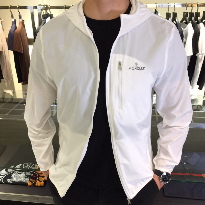 NO:439832,Mo's new summer 2025 new men's thin sunscreen hooded jacket, imported ultra-thin custom fabric, soft, light and not stuffy, like a layer of human skin, breaking away from the constraints of traditional sunscreen clothes, making travel more comfortable and comfortable, with a higher UV resistance index but also comfortable and breathable. The gold-grade fabric increases the texture and aesthetic sense of the clothing with its special visual and tactile mechanism. Perfect tailoring, atmospheric ready-to-wear, and the styling effect stands out. A very stylish sunscreen clothing with precise craftsmanship details are also accurate, with outstanding upper body and elegant temperament, giving men the most exquisite dress. Black/white!  Size M~XXXL (model 175/125 catties wear M), Jackets & coats, gold, hats, alexander wang19860909Mo家2025年夏季新款男士薄款防晒连帽外套,进口超薄定制面料,柔软轻便不闷热,犹如人的一层皮肤,脱离传统防晒衣的束缚,让出行更加舒适自如,抗紫外线指数更高但又不乏舒适透气,黄金级面料,以其特殊的视觉与触觉机理增加了服装的质感和审美感.完美的剪裁,大气成衣,造型效果脱颖而出,非常有腔调的一款防晒服,工艺细节也是精确对位,上身出众,气质儒雅,给予男人最精致打扮.黑色/白色！尺码M～XXXL（模特175/125斤穿M）,,jackets & coats,gold,hats,alexander wang,Men's clothing