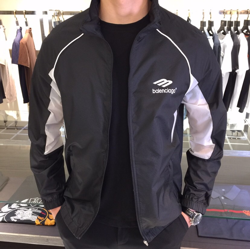 NO:439837,The new Paris home 2025 summer sunscreen suit is coming!  The fabric after the fine blending feels smooth and firm, light and breathable, and it also plays an outdoor sun protection role, combining natural beauty and comfort. The upper body style is cut cleanly and cleanly, showing a different hazy structural beauty on the clear and refreshing fabric. It is exquisite but not abrupt, and it is well integrated with the clothes. It is also essential to have a decent and elegant summer sun protection suit in the wardrobe!  Black/white!  Size M~XXXL (model 175/125 catties wear M), alexander wang19860909巴黎*家2025夏季新款防晒服来袭！通过精工混纺之后的面料,手感细滑坚挺,轻薄、透气性强,同时又起到户外防晒作用,兼具自然美感跟舒适度.上身版型裁剪简洁干净,在清透净爽的面料上显现出了不一样朦胧的结构性美感来.精致却不显突兀,很好的与衣服合为一体.衣柜中拥有一件得体风度翩翩的夏日防晒服也是必不可少的！黑色/白色！尺码M～XXXL（模特175/125斤穿M）,,alexander wang,Men's clothing