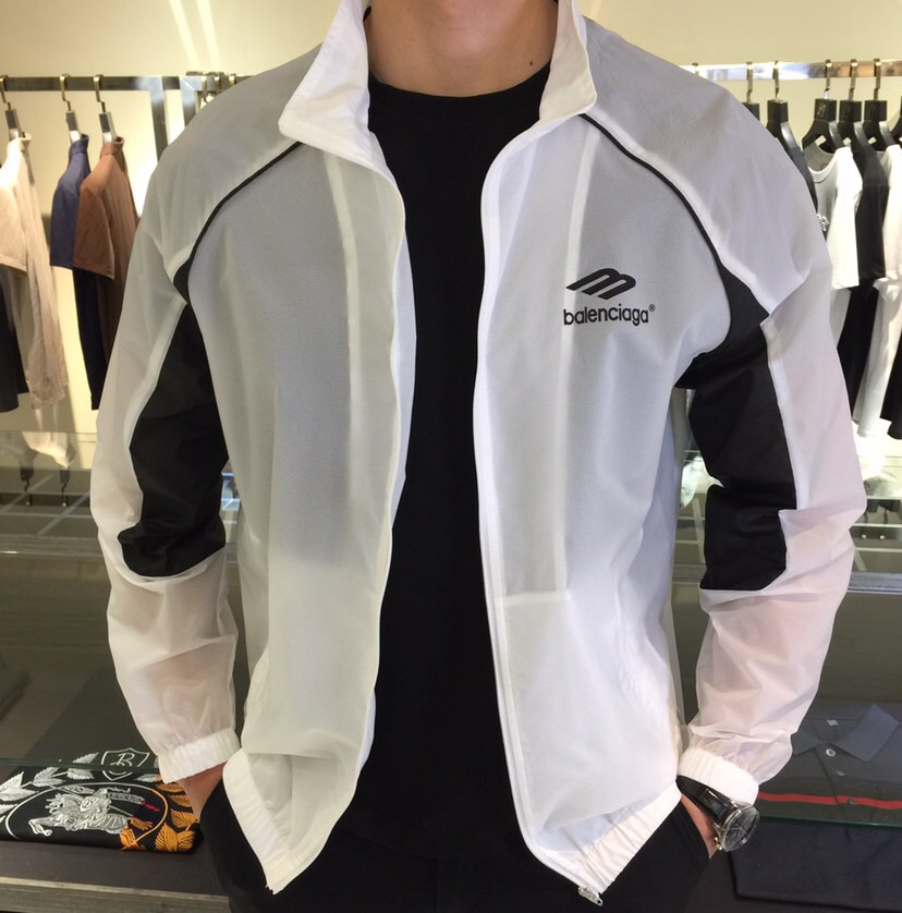 NO:442164,The new Paris home 2025 summer sun protection suit is coming!  The fabric after the fine blending feels smooth and firm, light and breathable, and it also plays an outdoor sun protection role, combining natural beauty and comfort. The upper body style is cut cleanly and cleanly, showing a different hazy structural beauty on the clear and refreshing fabric. It is exquisite but not abrupt, and it is well integrated with the clothes. It is also essential to have a decent and elegant summer sun protection suit in the wardrobe!  Black/white!  Size M~XXXL (model 175/125 catties wear M), alexander wang19860909巴黎*家2025夏季新款防晒服来袭！通过精工混纺之后的面料,手感细滑坚挺,轻薄、透气性强,同时又起到户外防晒作用,兼具自然美感跟舒适度.上身版型裁剪简洁干净,在清透净爽的面料上显现出了不一样朦胧的结构性美感来.精致却不显突兀,很好的与衣服合为一体.衣柜中拥有一件得体风度翩翩的夏日防晒服也是必不可少的！黑色/白色！尺码M～XXXL（模特175/125斤穿M）,,alexander wang,Men's clothing